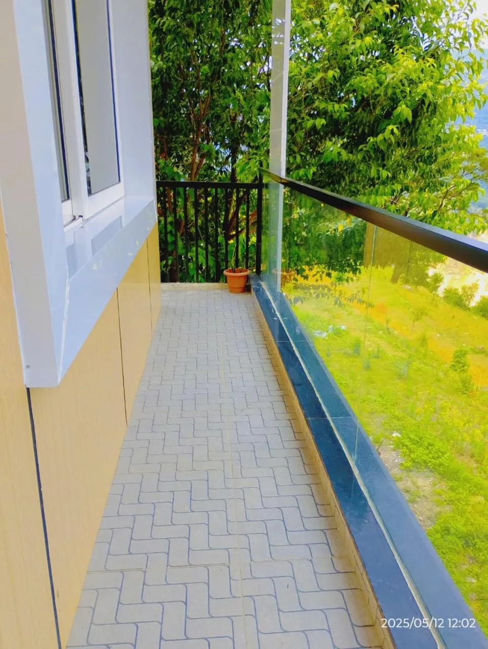 Balcony/Terrace in Yashasvi Himalayan Resort