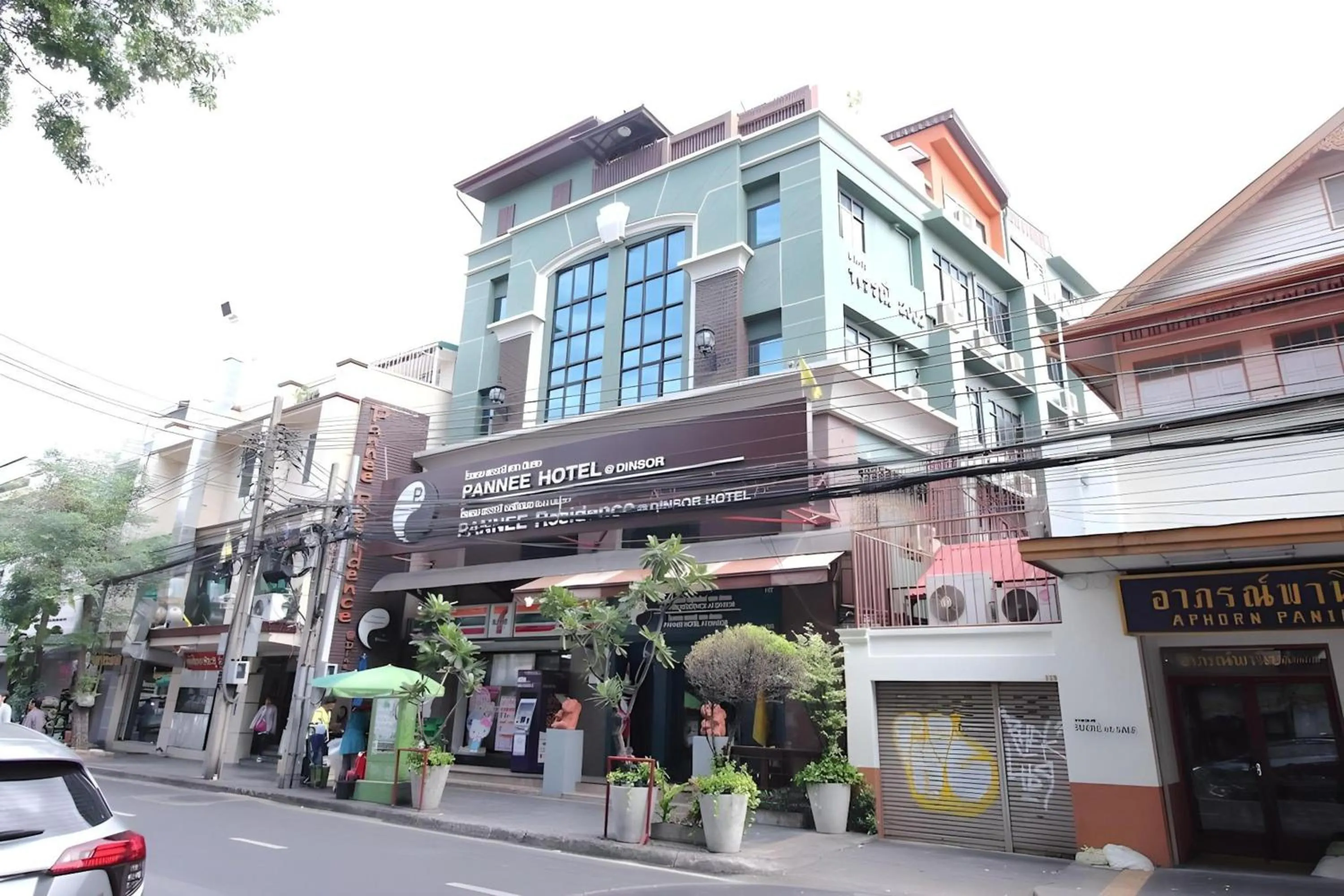 Property building in Super OYO 484 Pannee Residence Khaosan Sha Plus