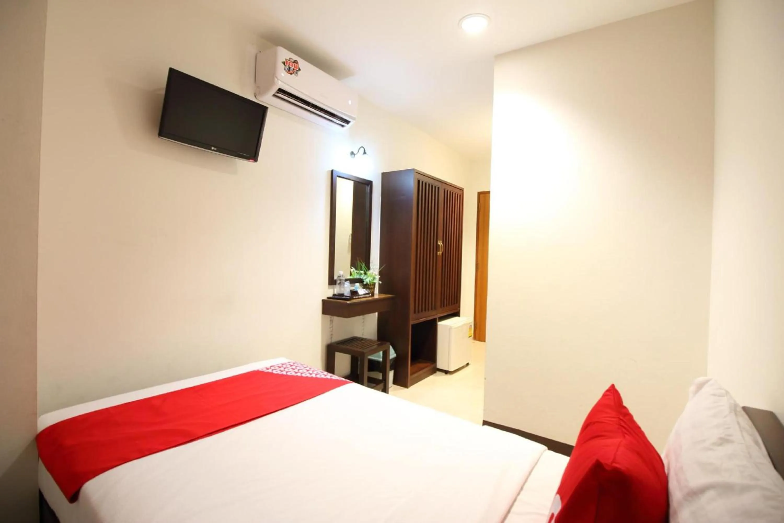 Photo of the whole room, Bed in Super OYO 484 Pannee Residence Khaosan Sha Plus