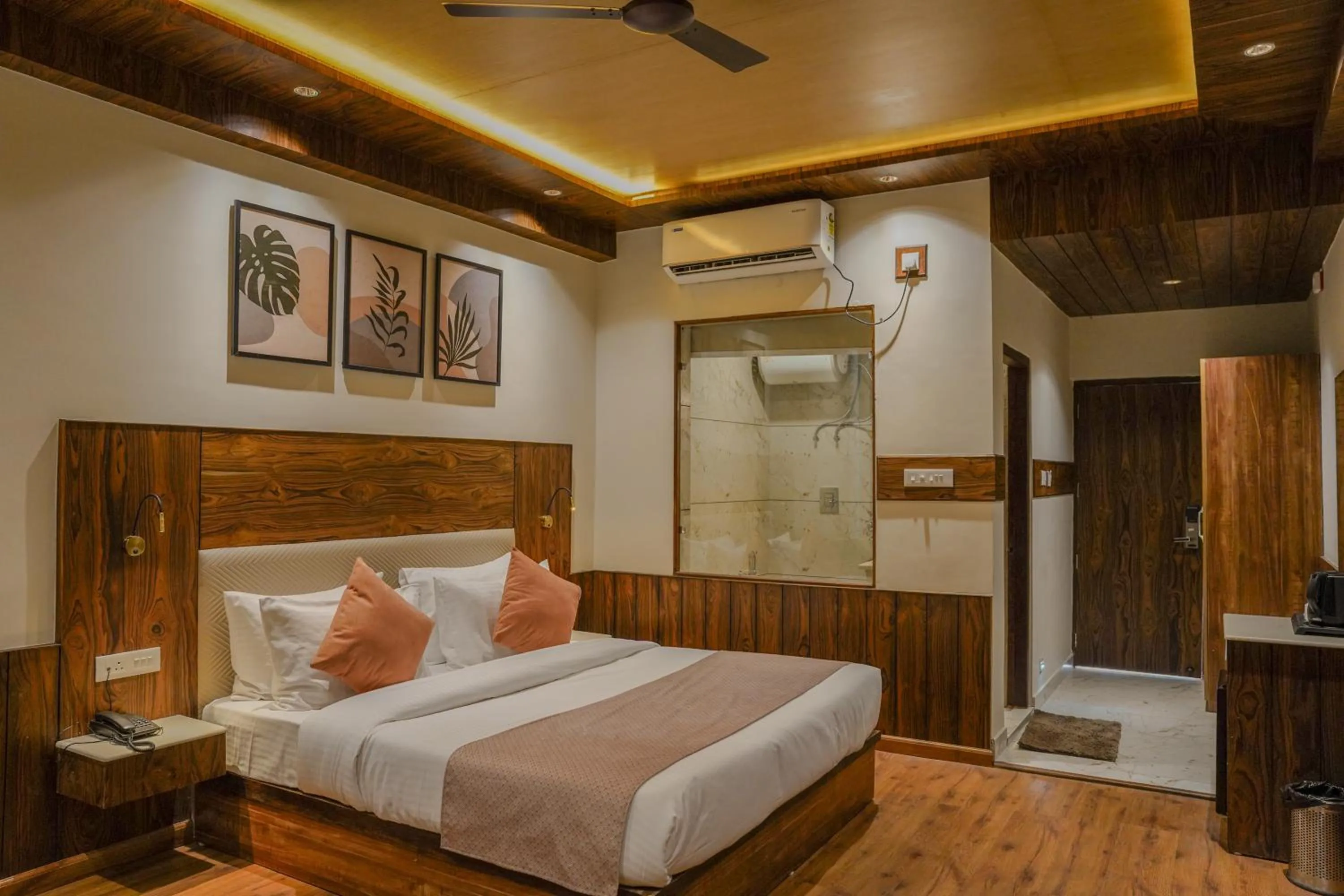 Photo of the whole room, Bed in North Deodar Resort, Kasol