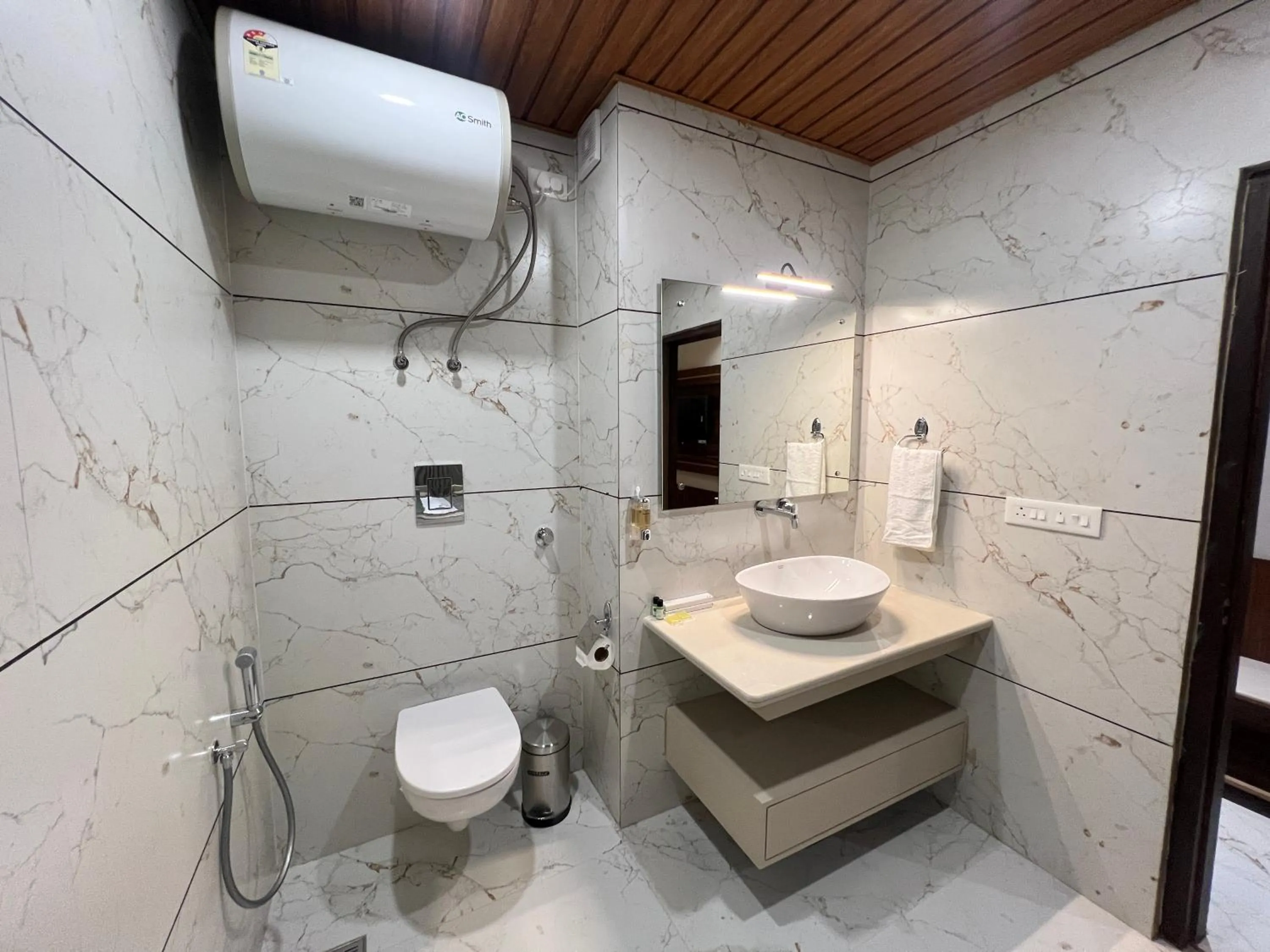 Toilet in North Deodar Resort, Kasol