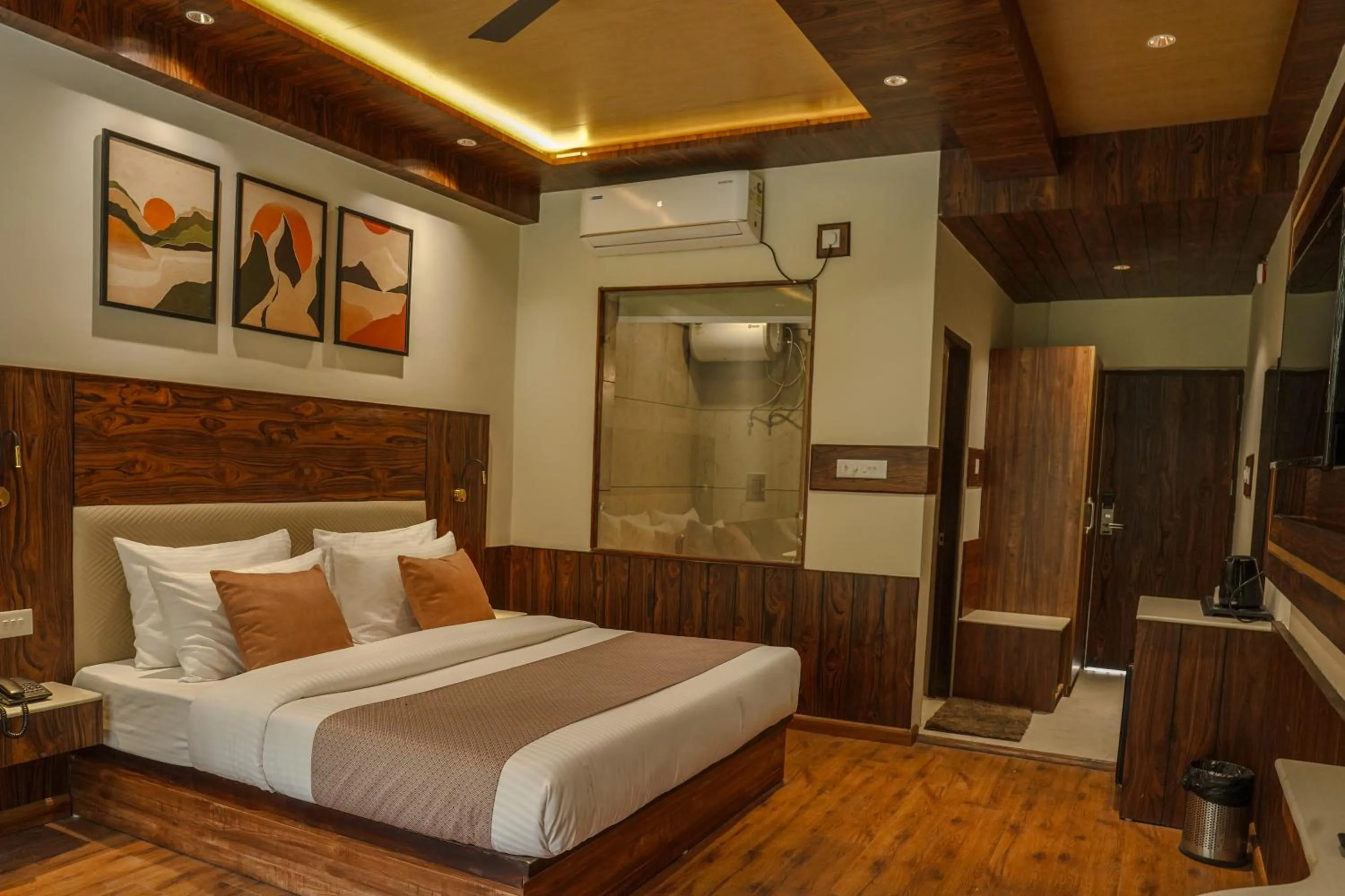 TV and multimedia, Bed in North Deodar Resort, Kasol