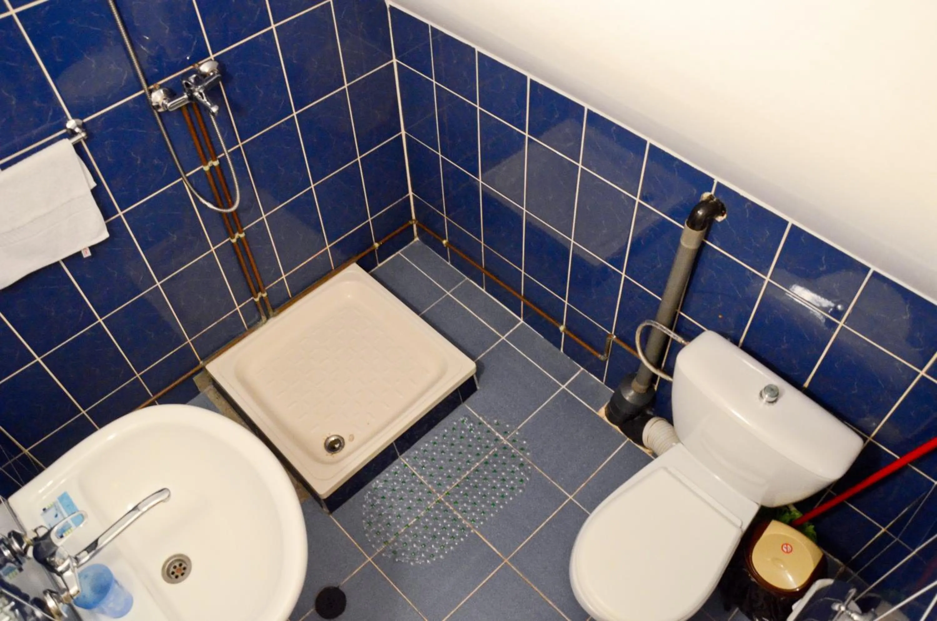 Shower in Pensiunea Happy Inn