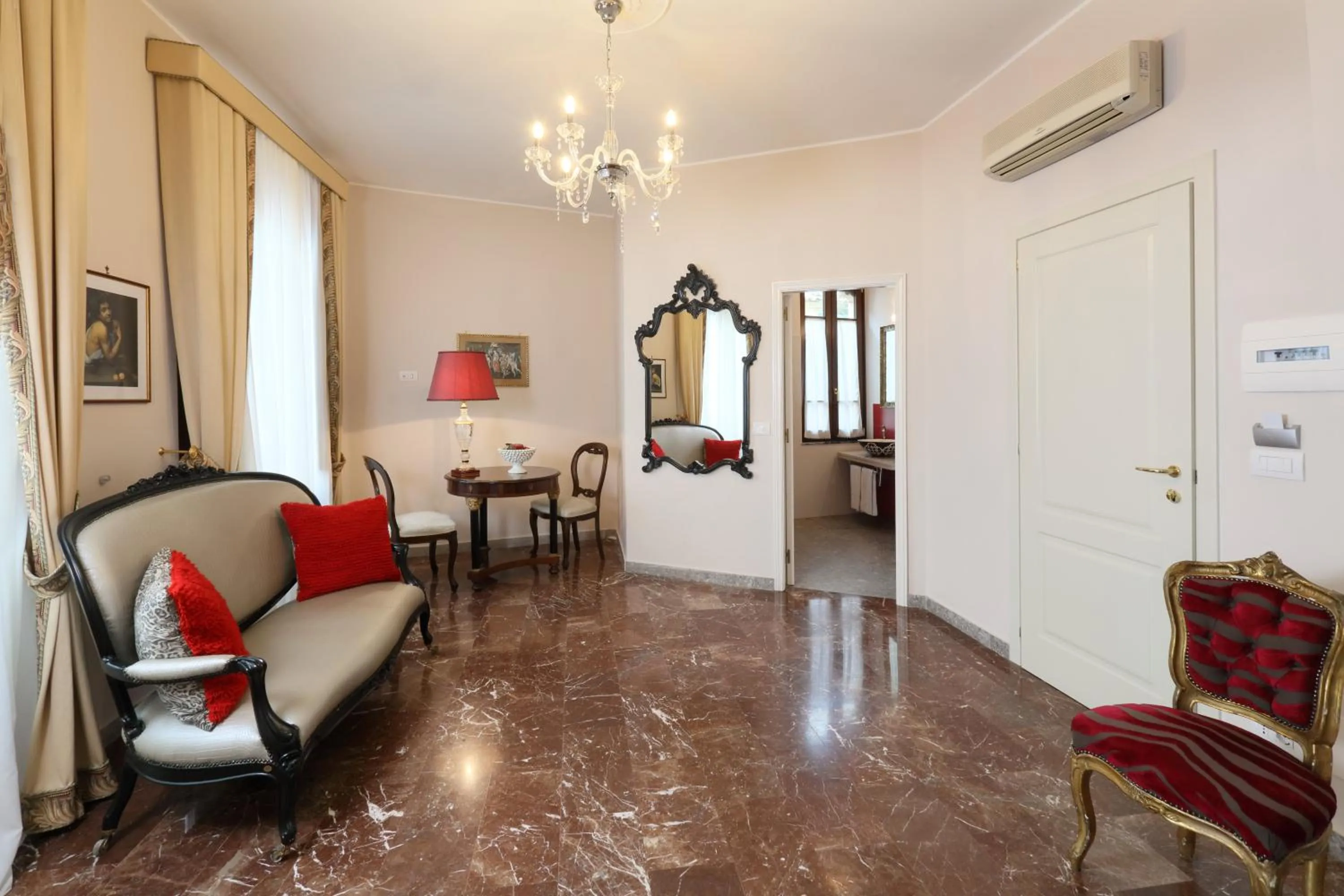 Porta Di Mezzo Luxury Suites & Rooms