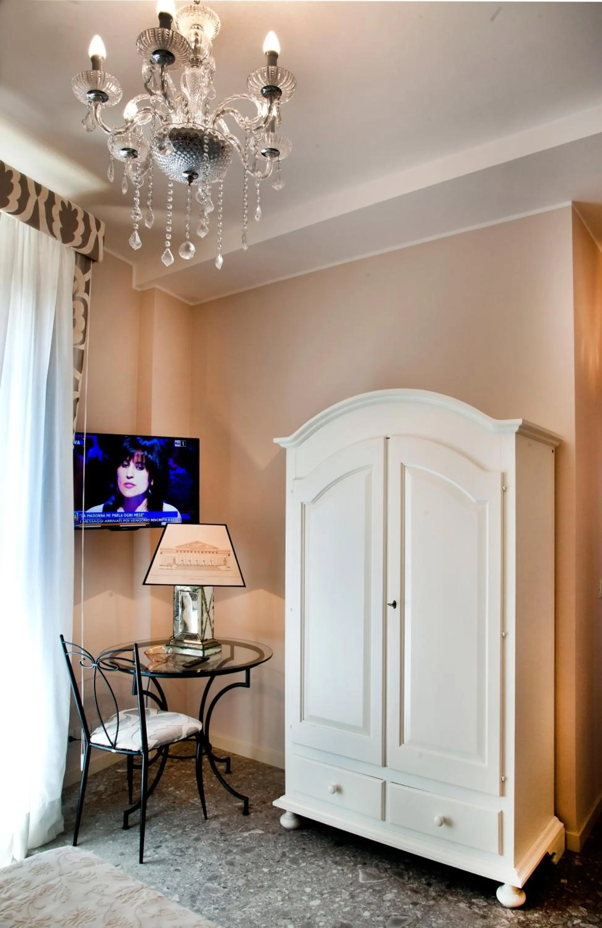 Day in Porta Di Mezzo Luxury Suites & Rooms