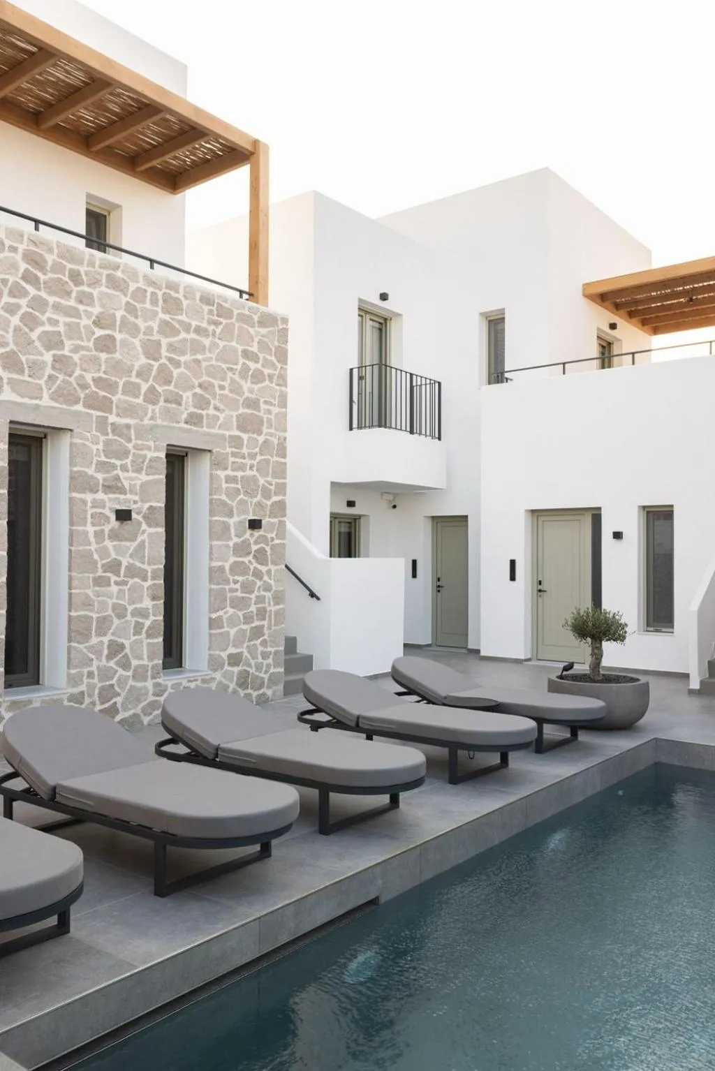 Swimming pool in Kalea Suites