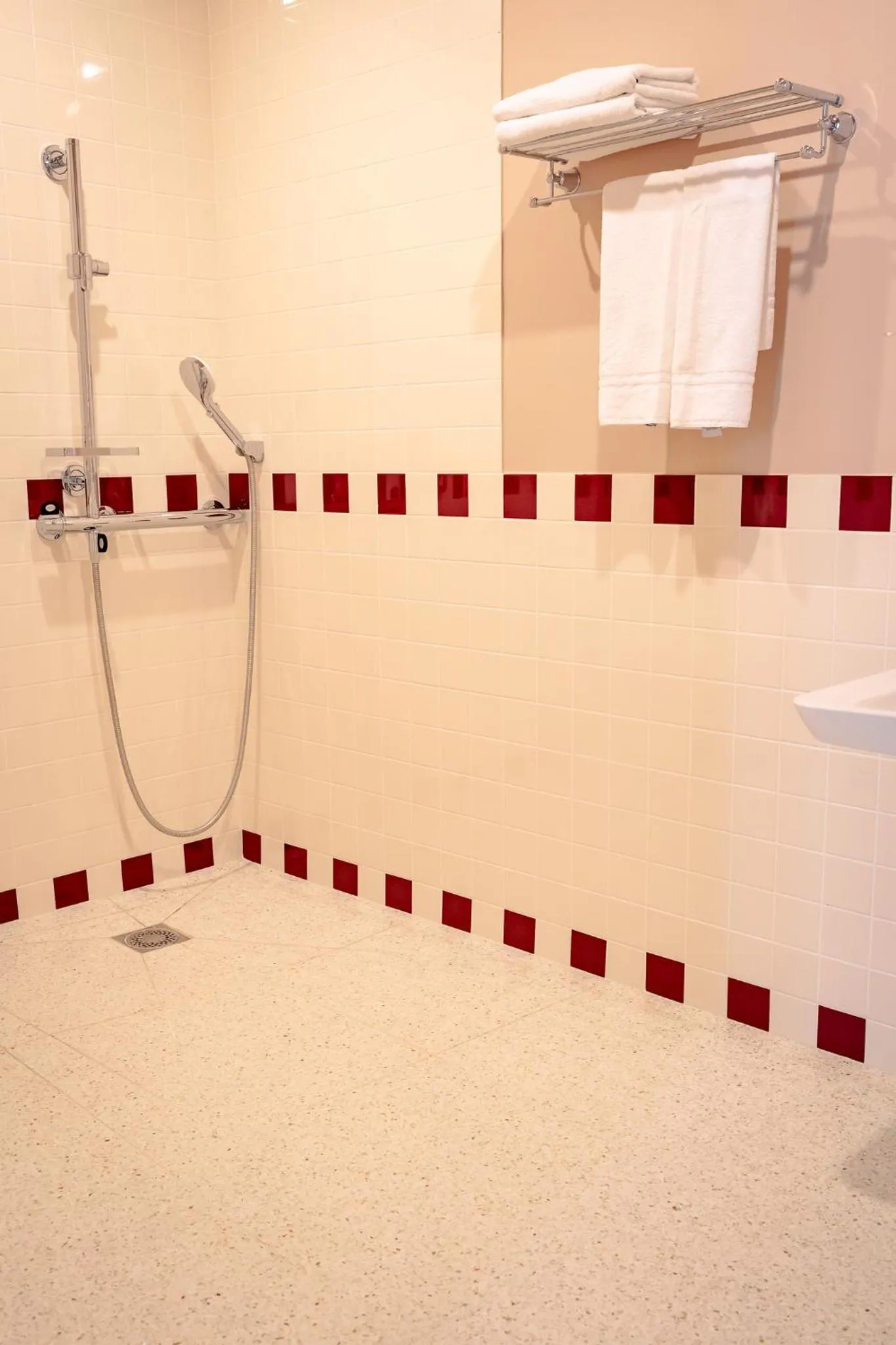 Shower in LALA Hôtel