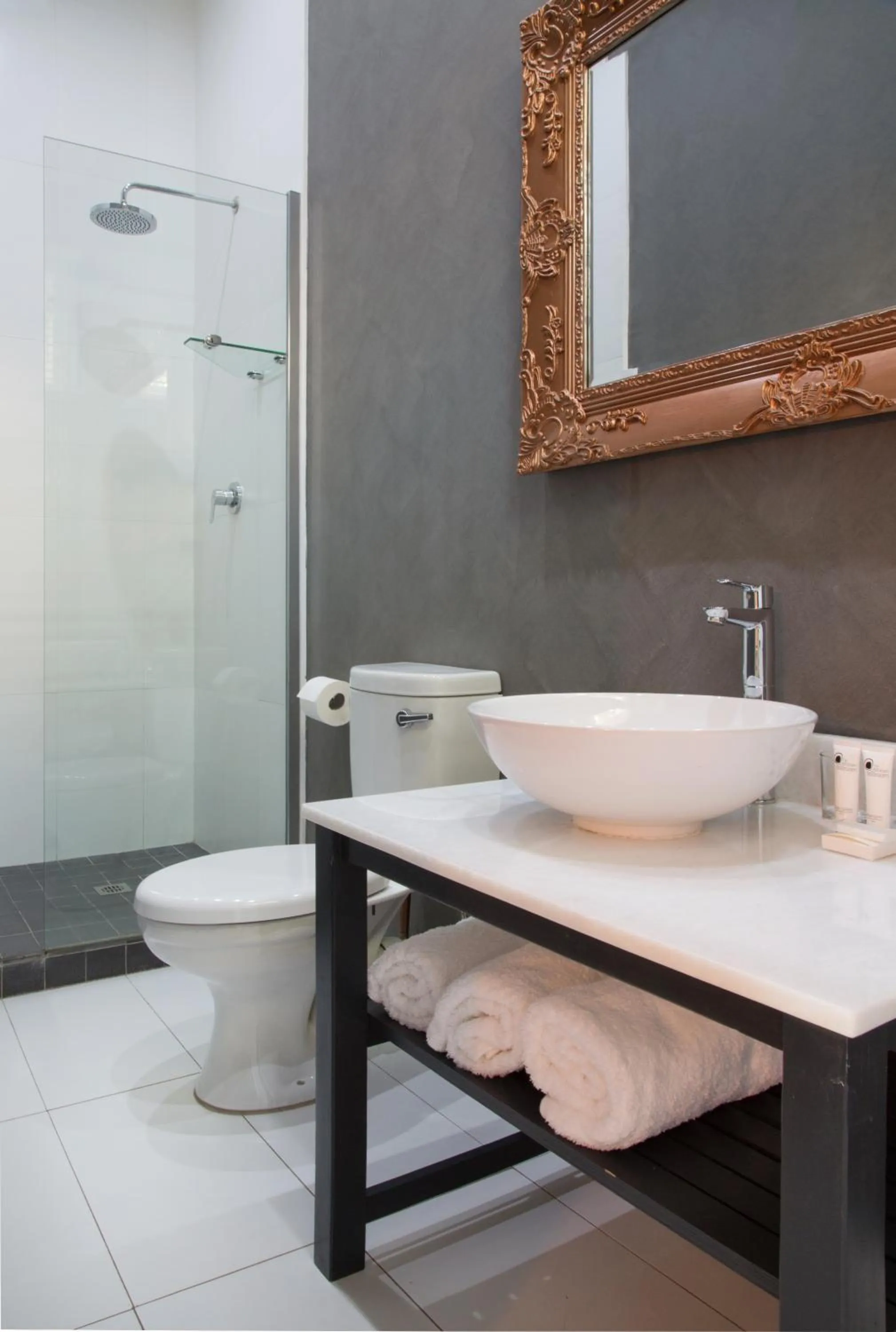 Shower in Madeline Grove Bed & Breakfast