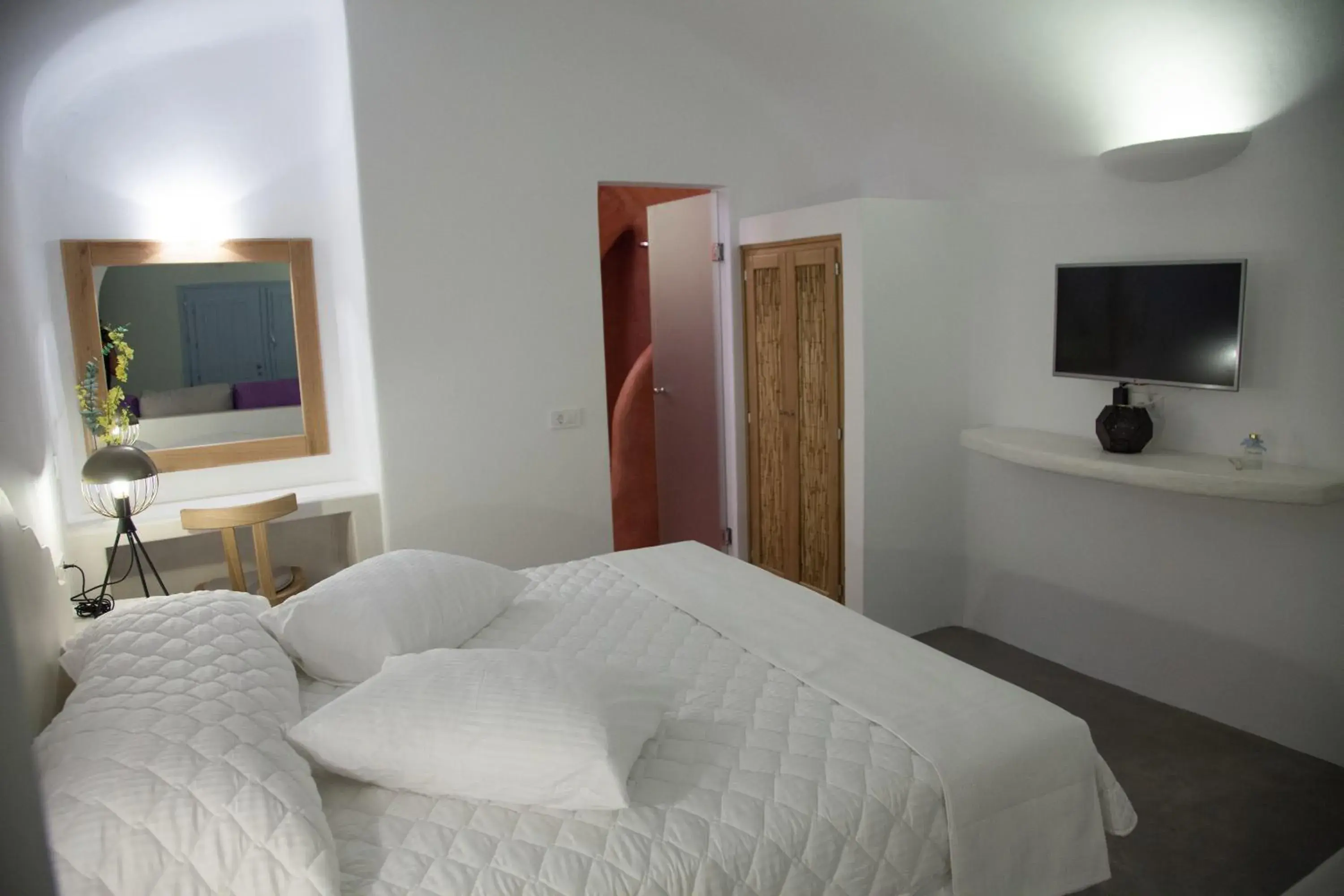 Deluxe Suite with Caldera View in Fanari Vista Suites Deluxe Suite with Caldera View in Fanari Vista Suites