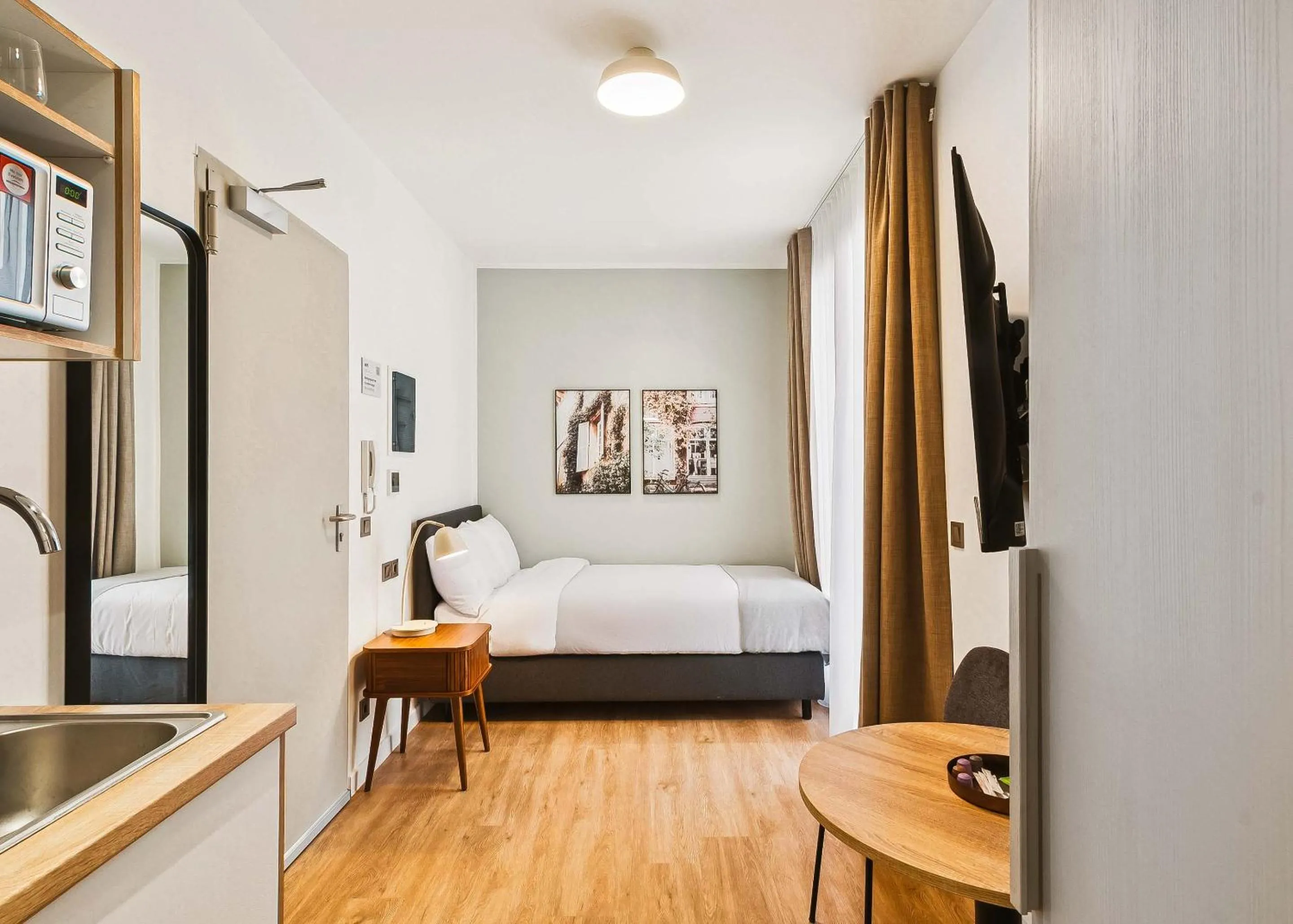Single Suite with Balcony in Limehome Piraeus Iris