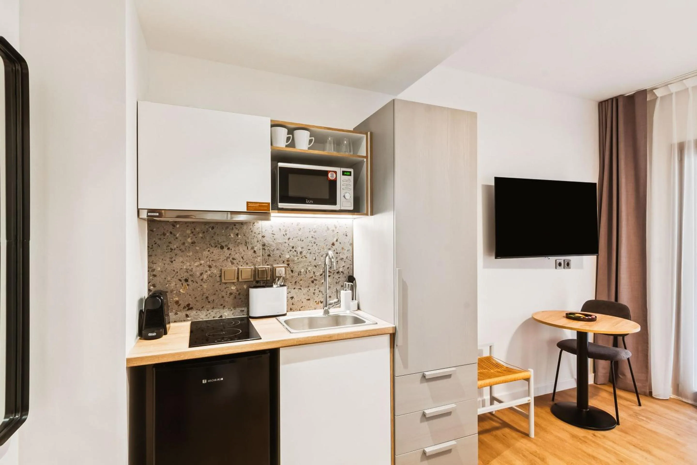Limehome Piraeus Iris