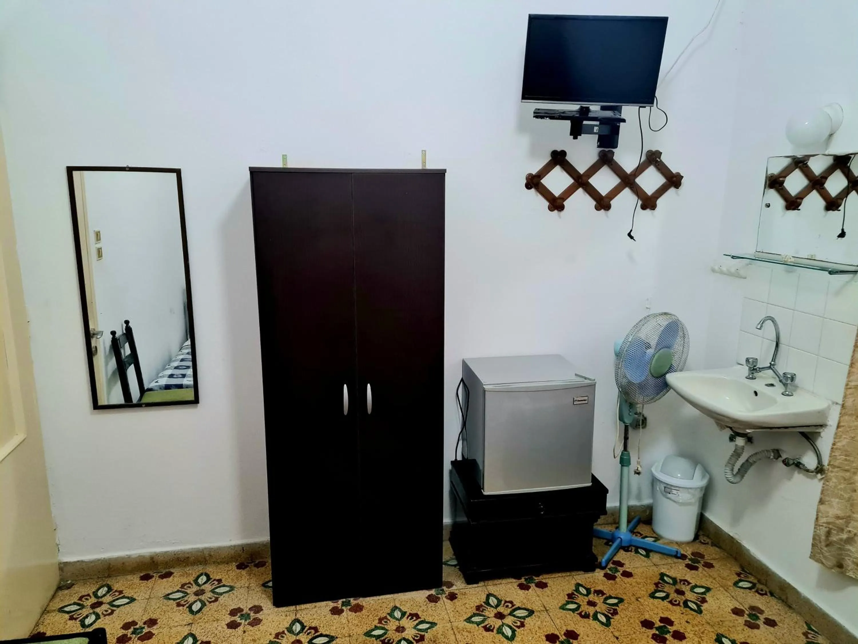 Twin Room with Shared Bathroom in Avra Rooms