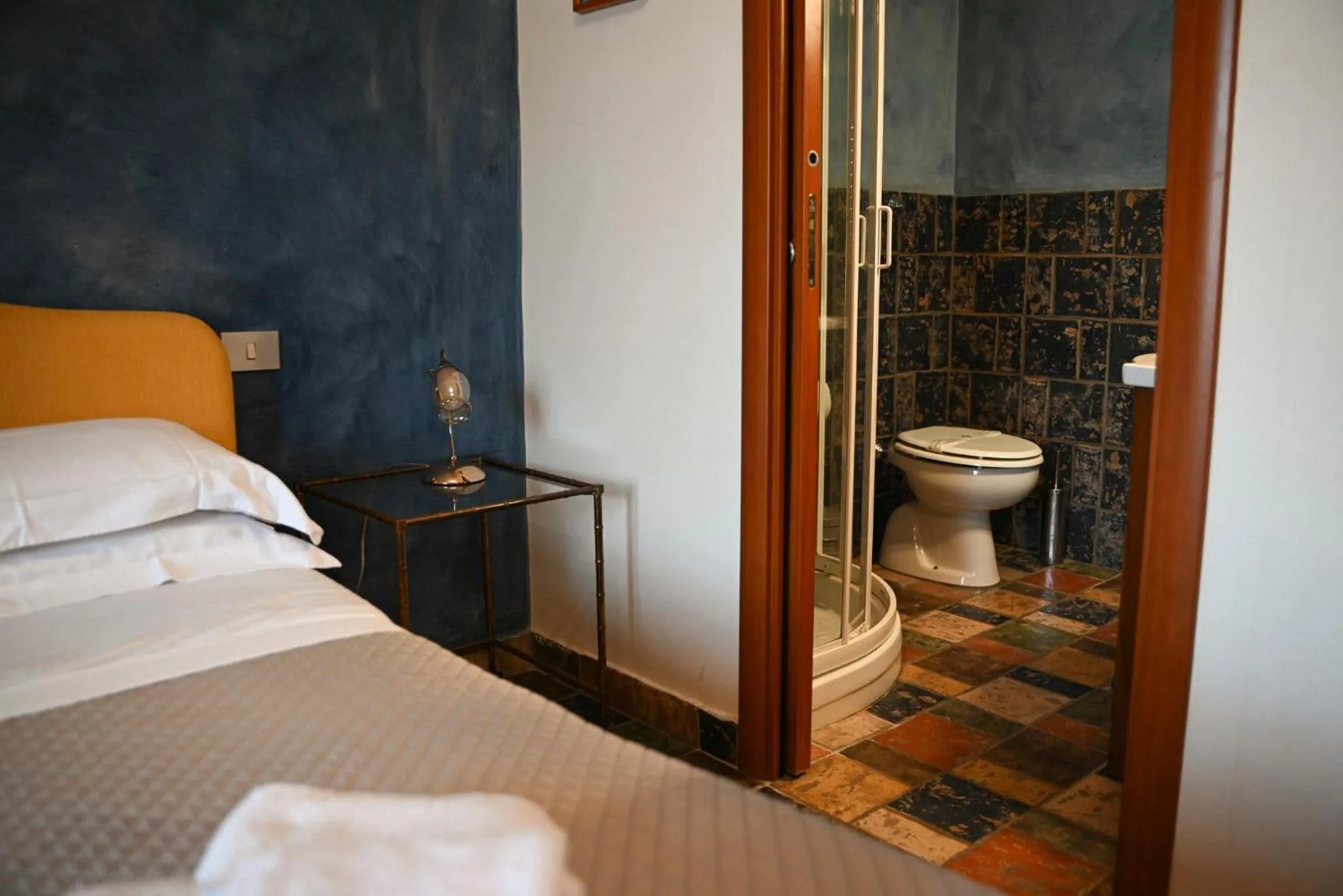 Toilet, Bed in B&B Casamiranapoli
