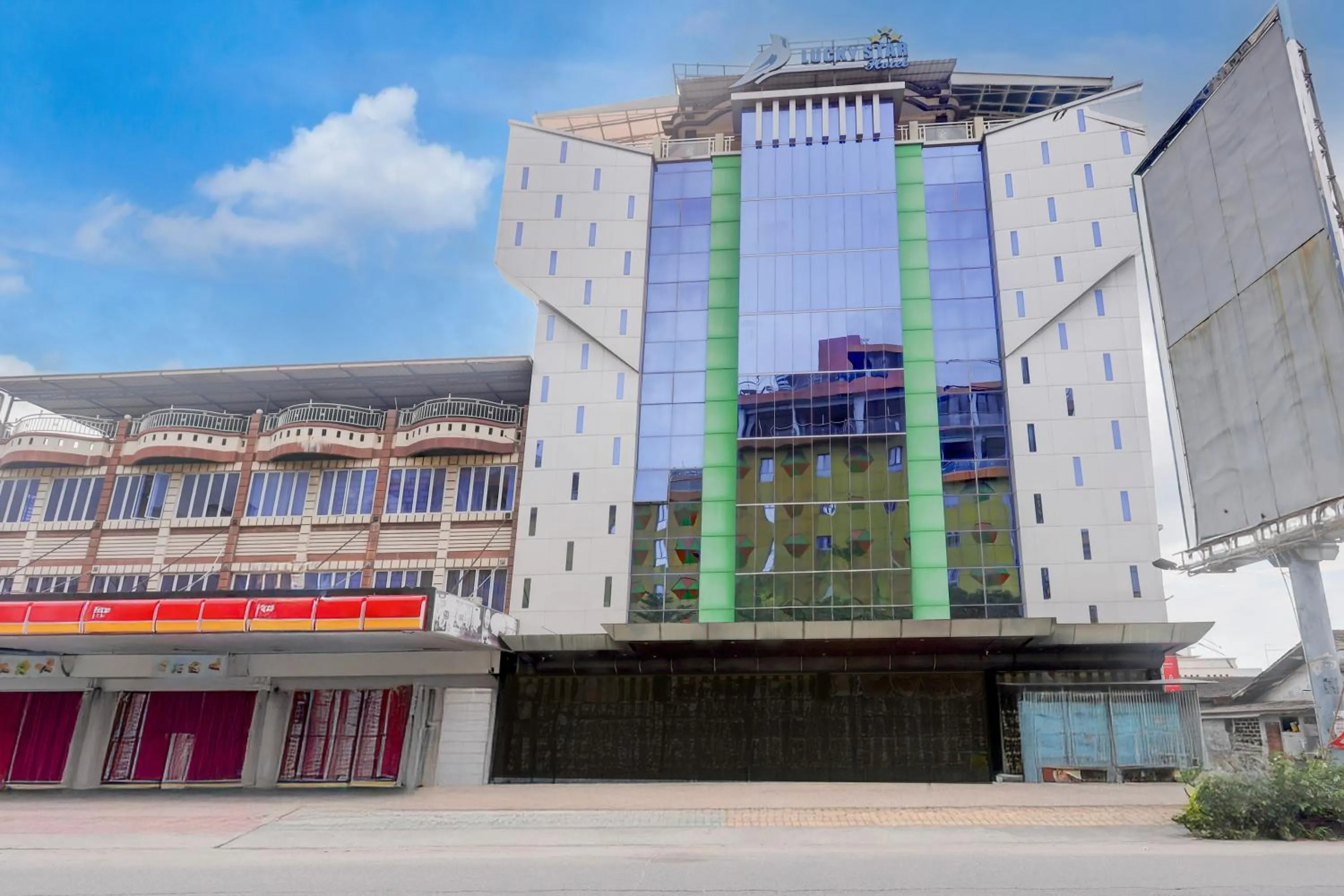 Facade/entrance in Townhouse Oak Batam near Grand Batam Mall formerly Lucky Star Hotel