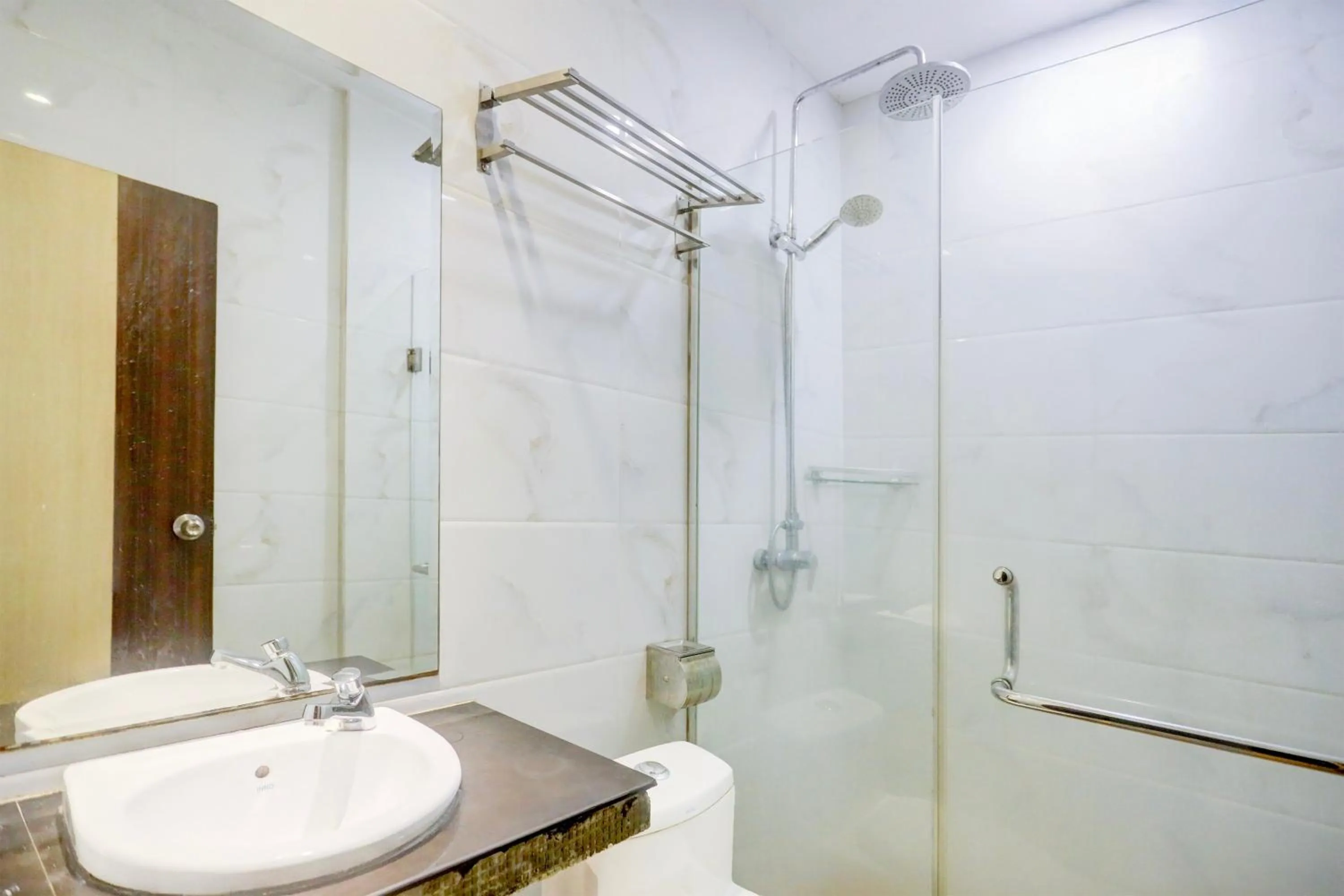 Bathroom in Townhouse Oak Batam near Grand Batam Mall formerly Lucky Star Hotel
