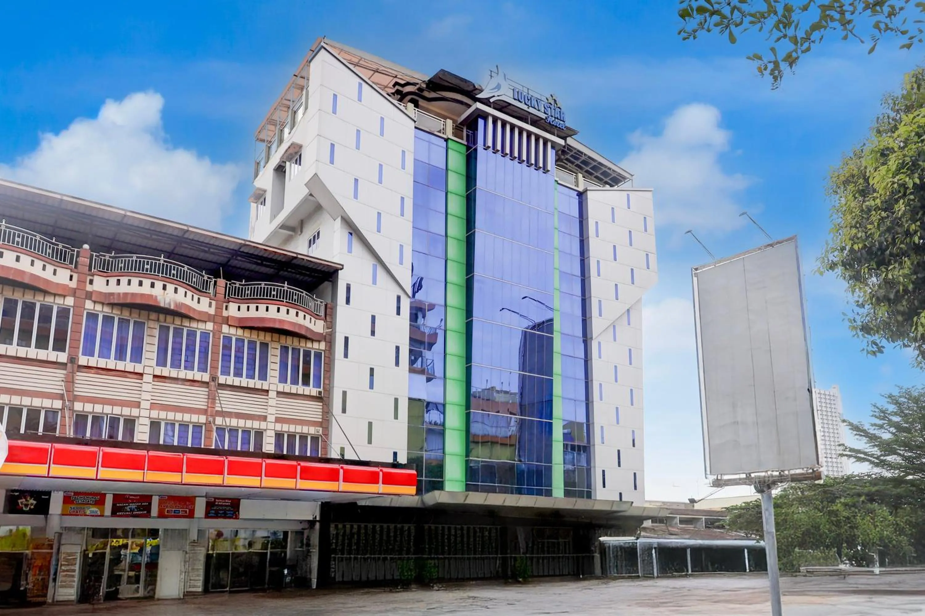 Facade/entrance in Townhouse Oak Batam near Grand Batam Mall formerly Lucky Star Hotel