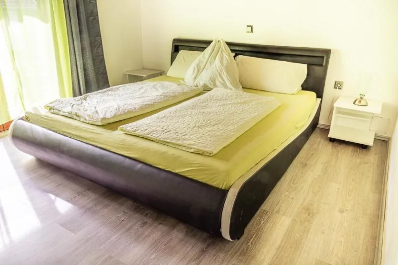 Bedroom, Bed in Haus Sieben - Singer Lydia