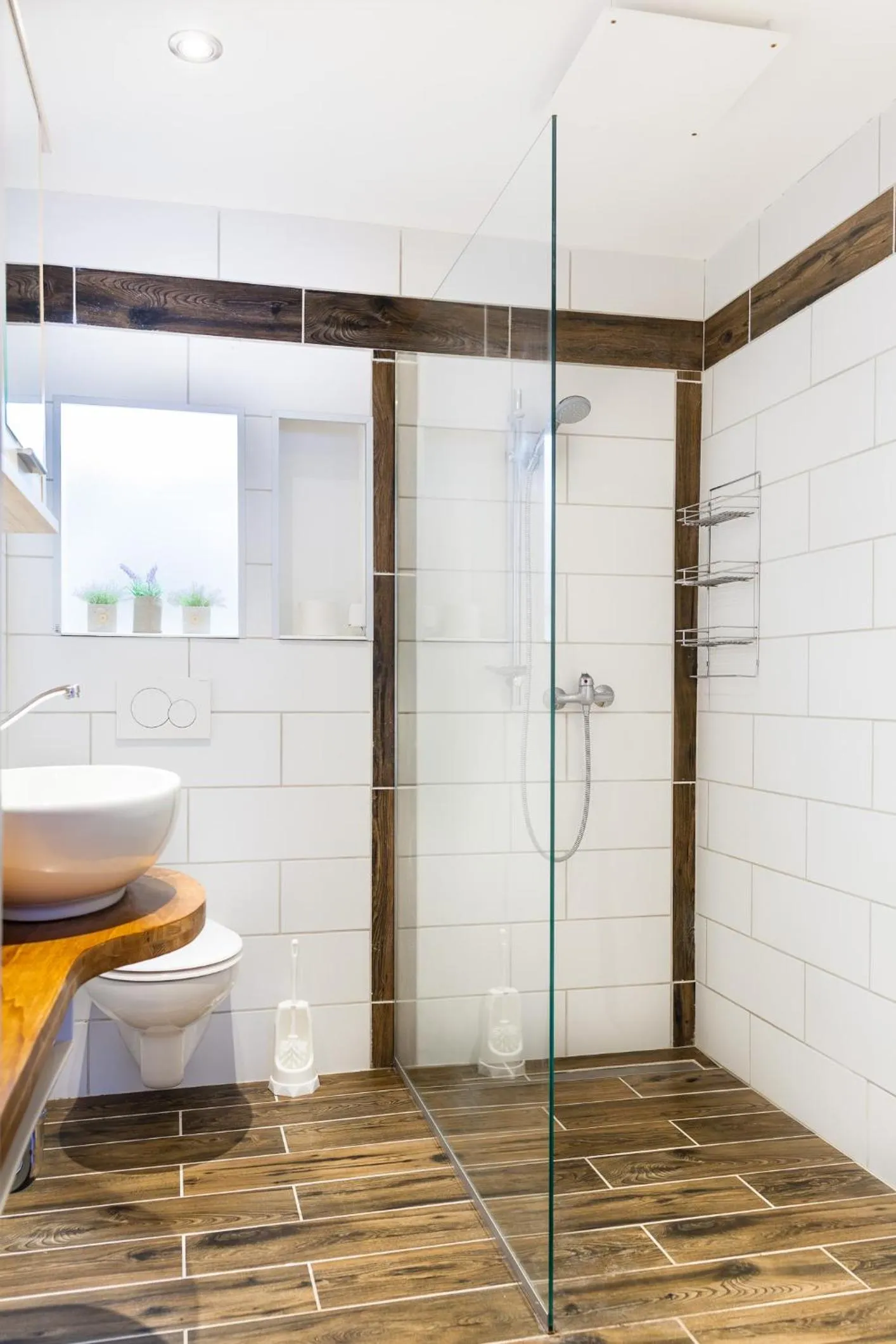 Shower in Haus Sieben - Singer Lydia