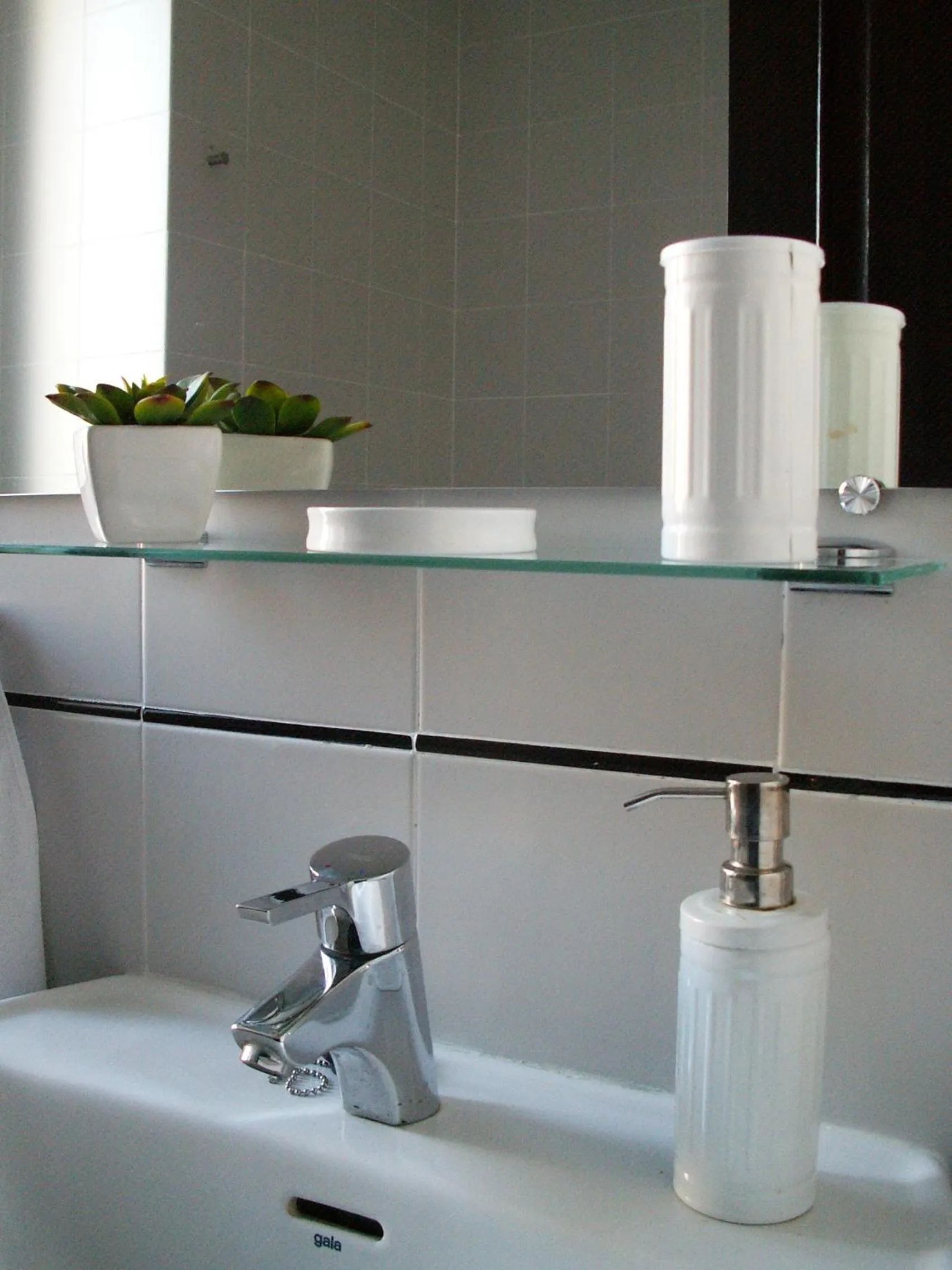 Bathroom in Oasis Backpackers' Toledo