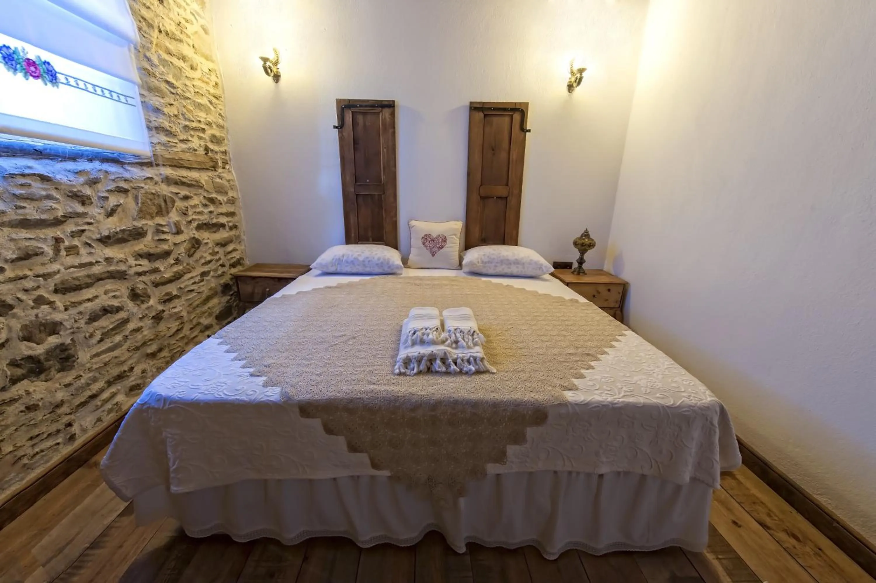 Photo of the whole room in Birgi Hotel Saliha Hanim Tas Konak