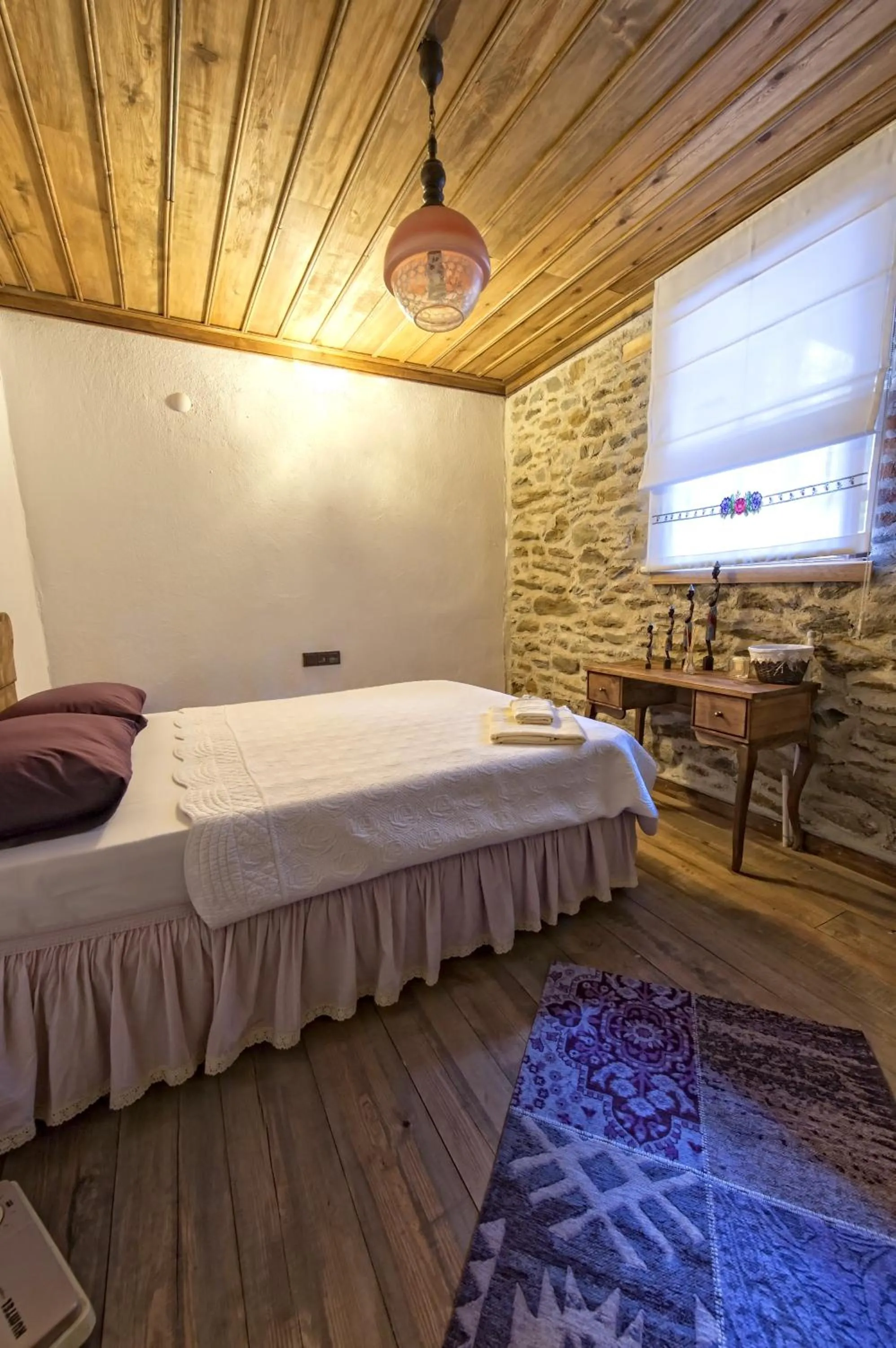 Photo of the whole room in Birgi Hotel Saliha Hanim Tas Konak