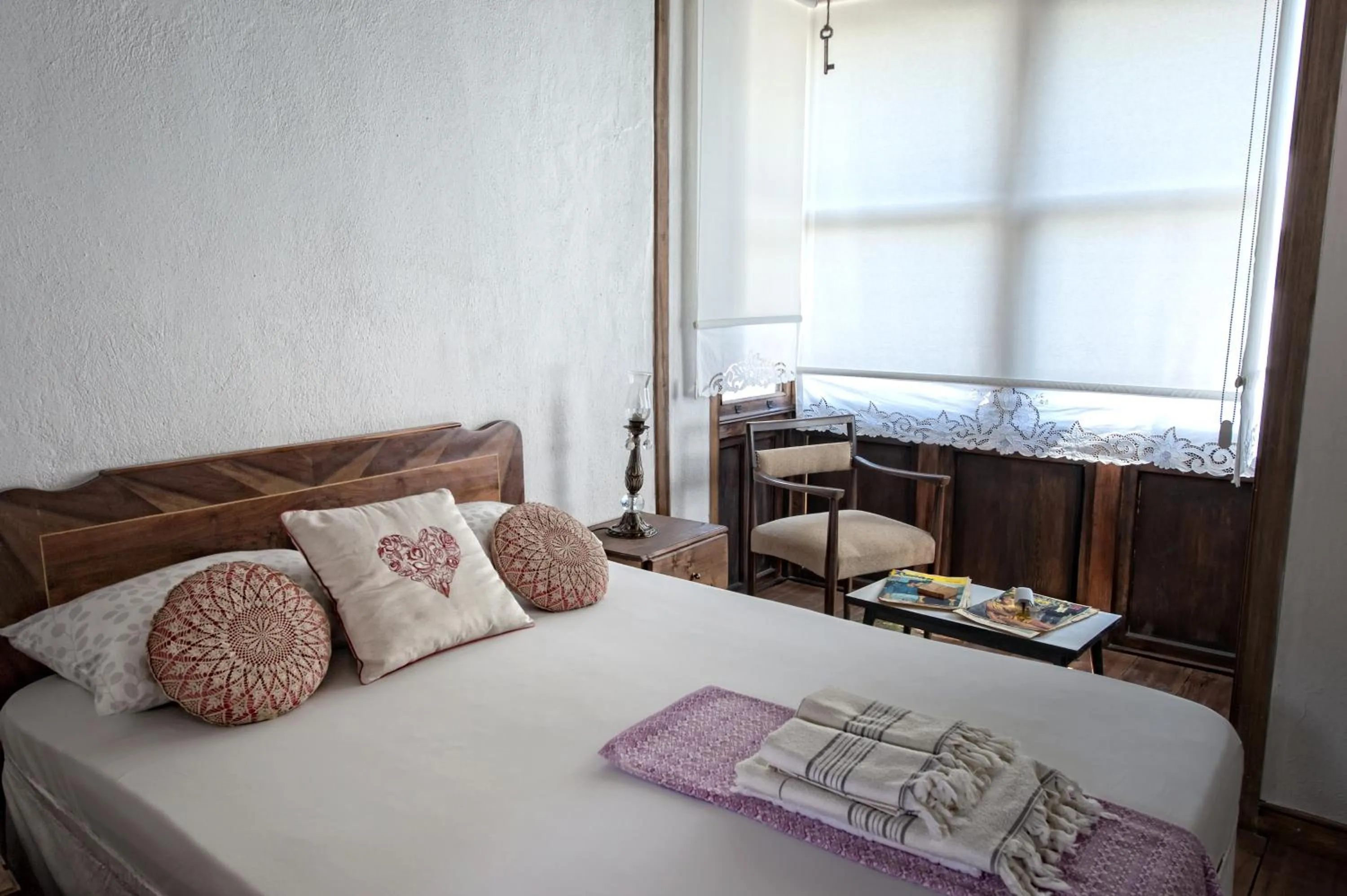 Photo of the whole room in Birgi Hotel Saliha Hanim Tas Konak