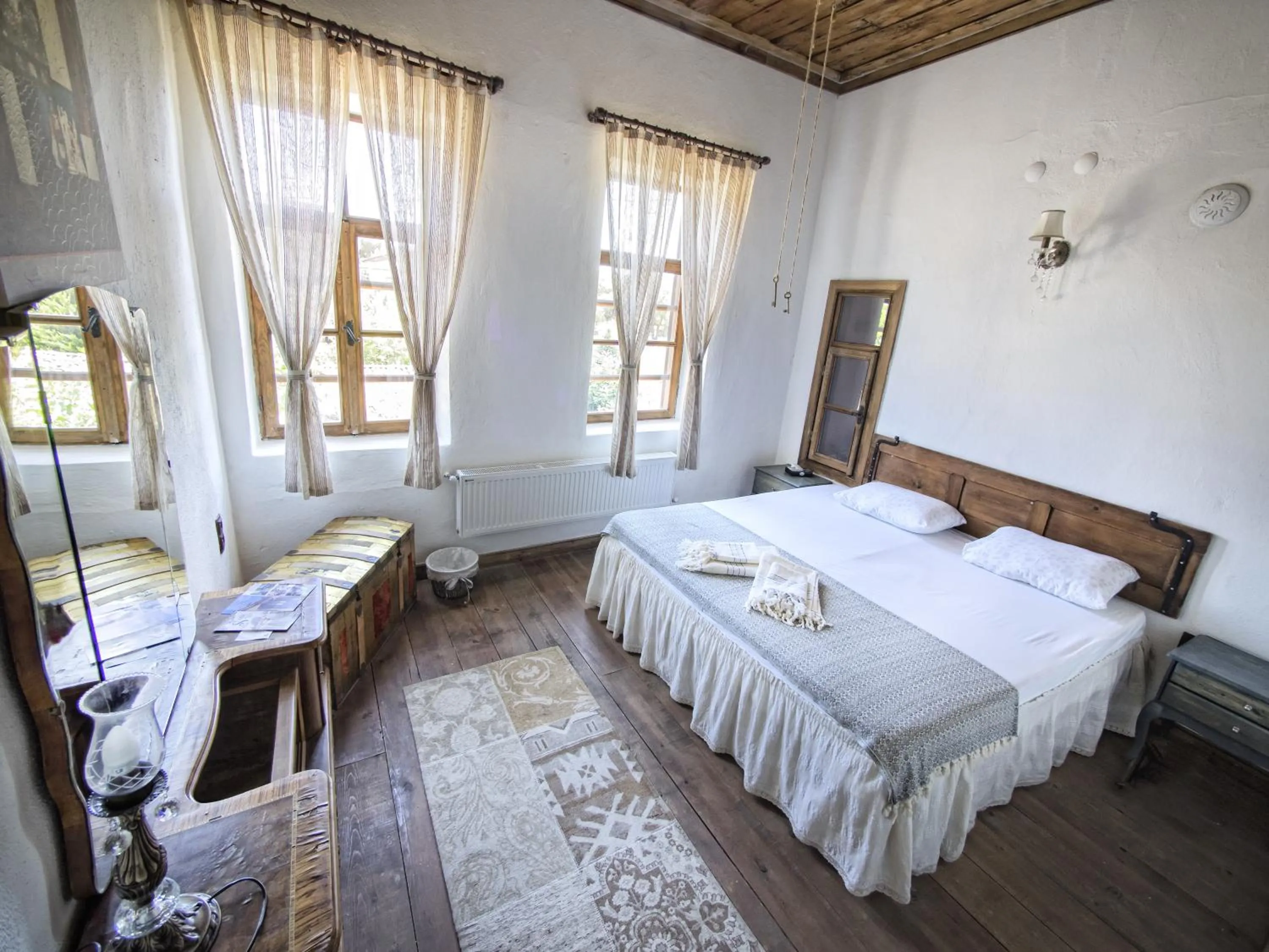 Photo of the whole room in Birgi Hotel Saliha Hanim Tas Konak