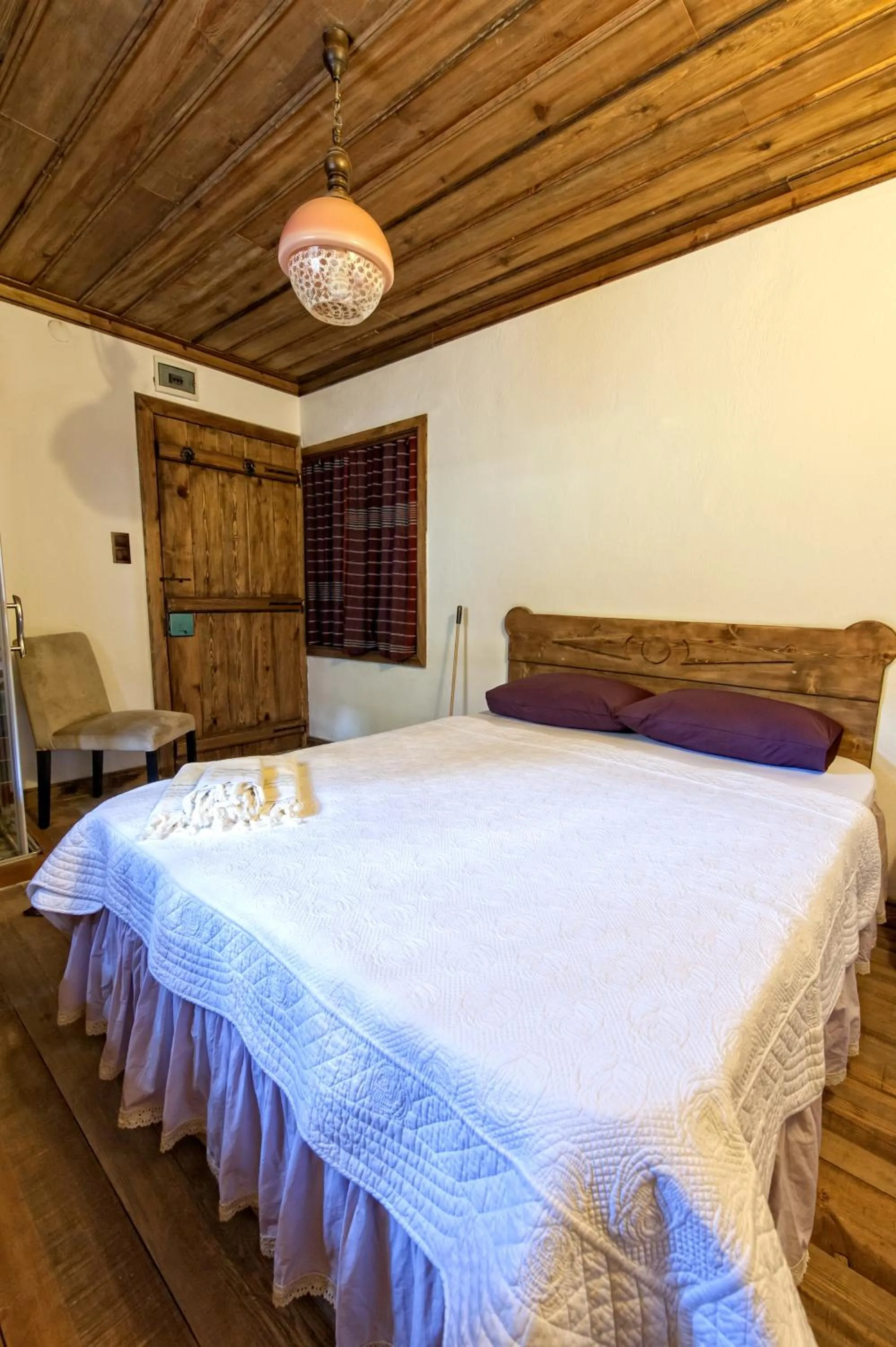 Photo of the whole room in Birgi Hotel Saliha Hanim Tas Konak