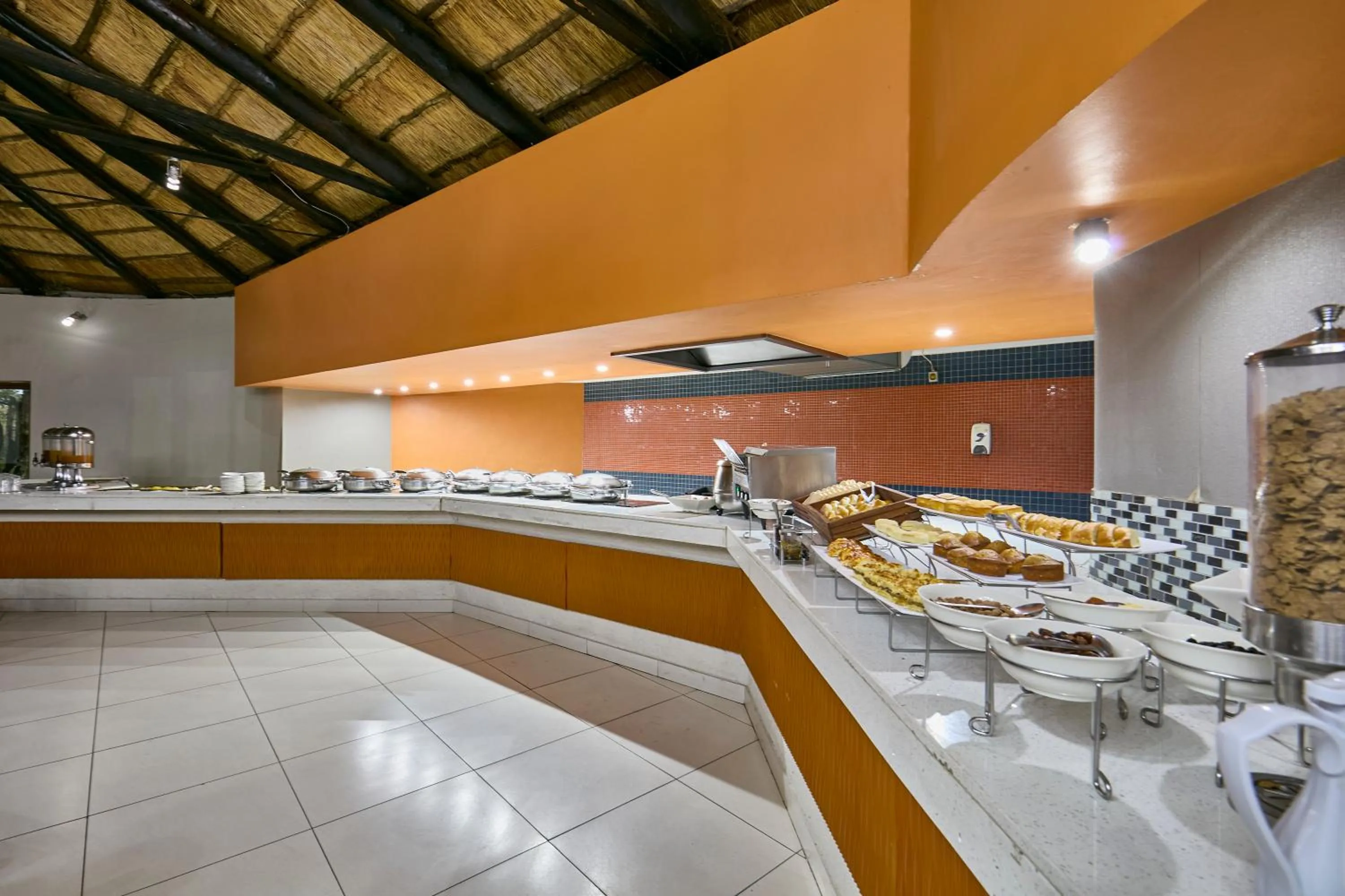 Food and drinks in Cresta Marang Gardens Hotel