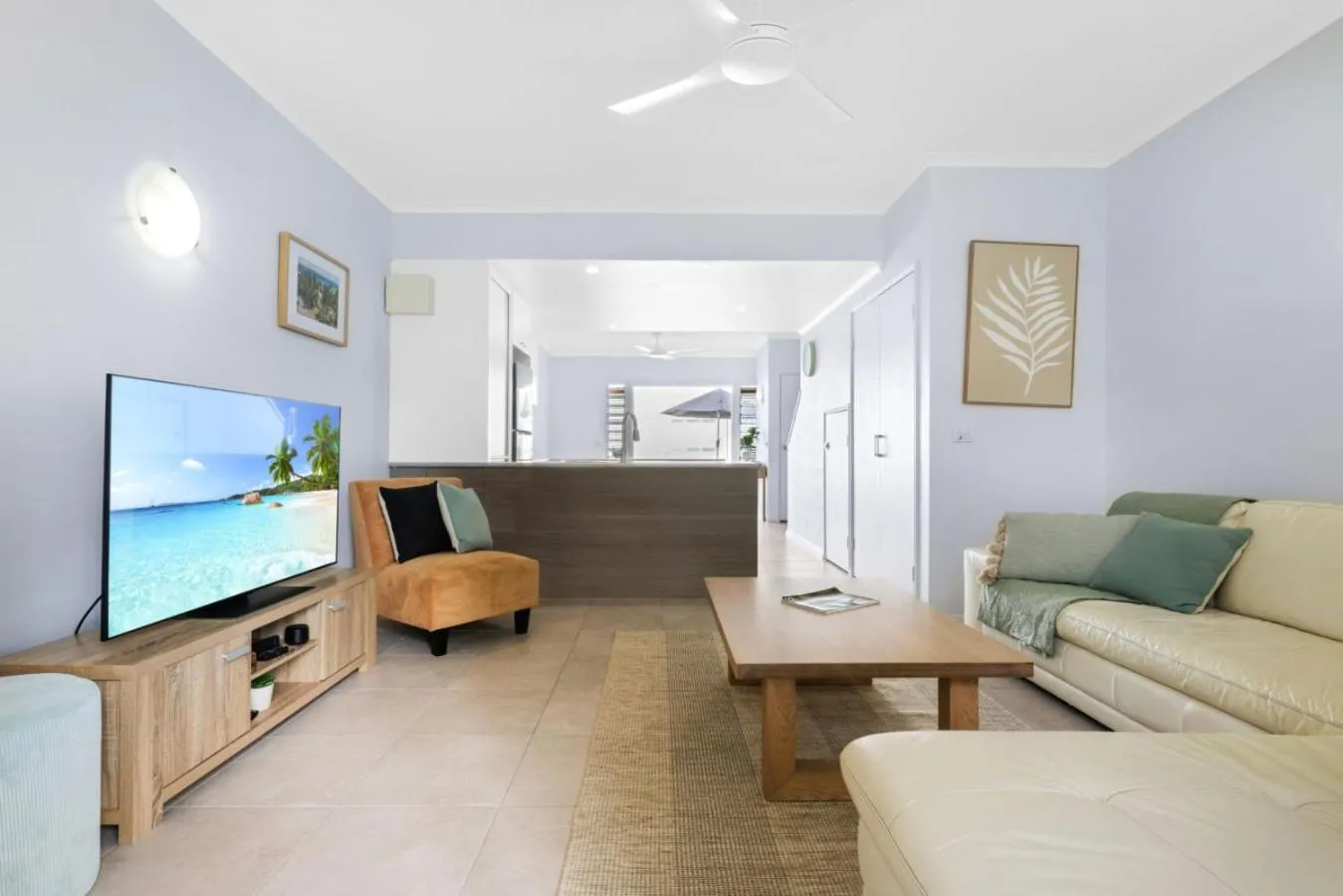 TV and multimedia in The Queenslander Family Townhouse Near Four Mile Beach