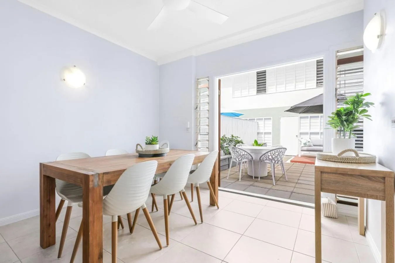 Seating area in The Queenslander Family Townhouse Near Four Mile Beach