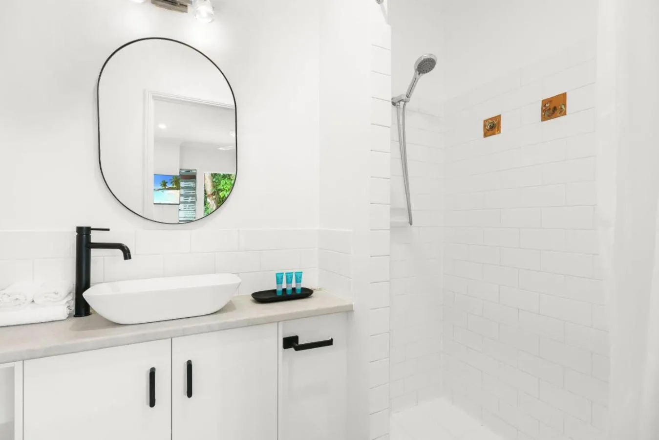 Shower in The Queenslander Family Townhouse Near Four Mile Beach