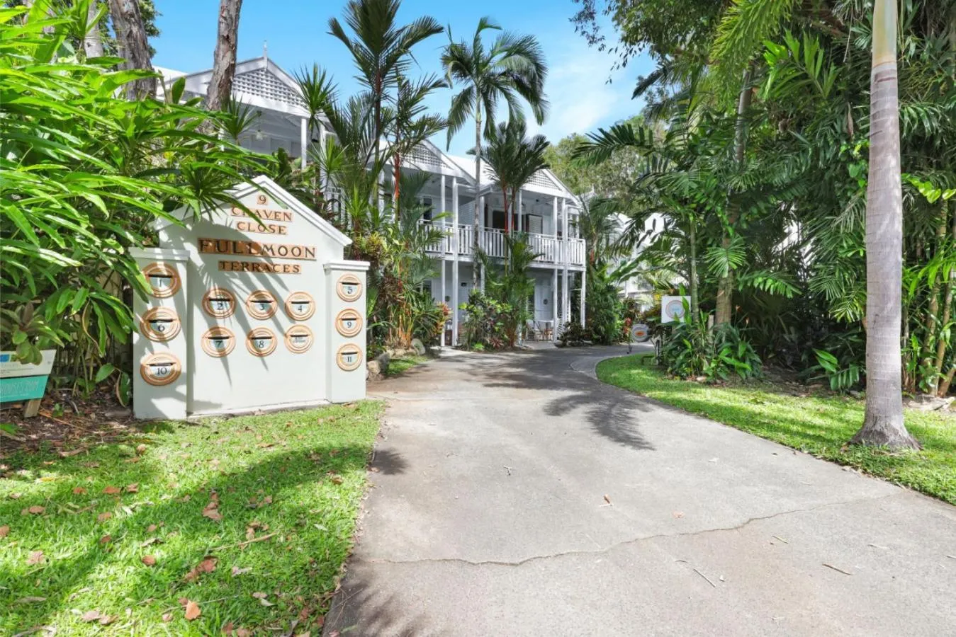 Property building in The Queenslander Family Townhouse Near Four Mile Beach