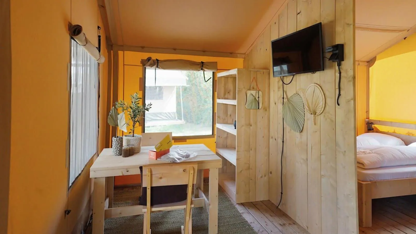 Bed in EuroParcs Molengroet