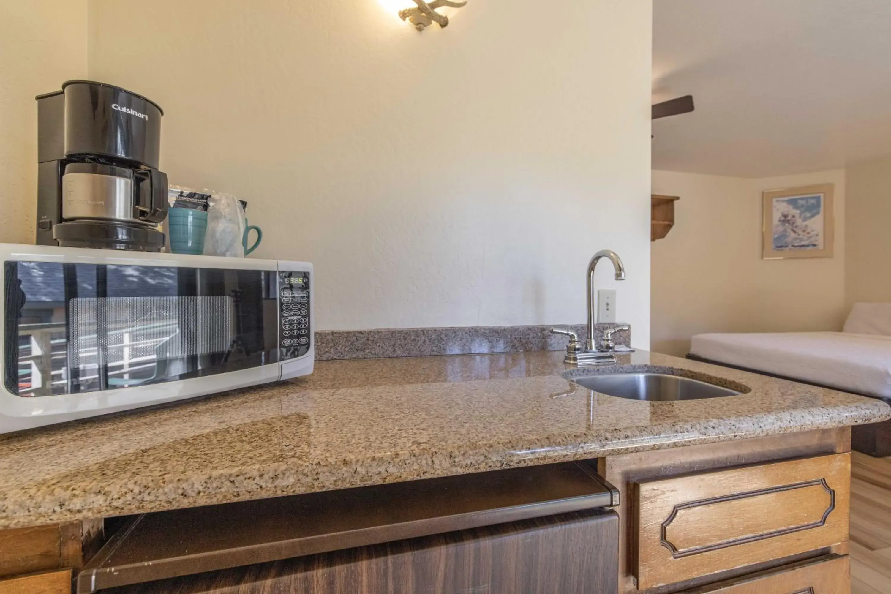 Coffee/tea facilities in Big Bear Lakefront Lodge Coffee/tea facilities in Big Bear Lakefront Lodge