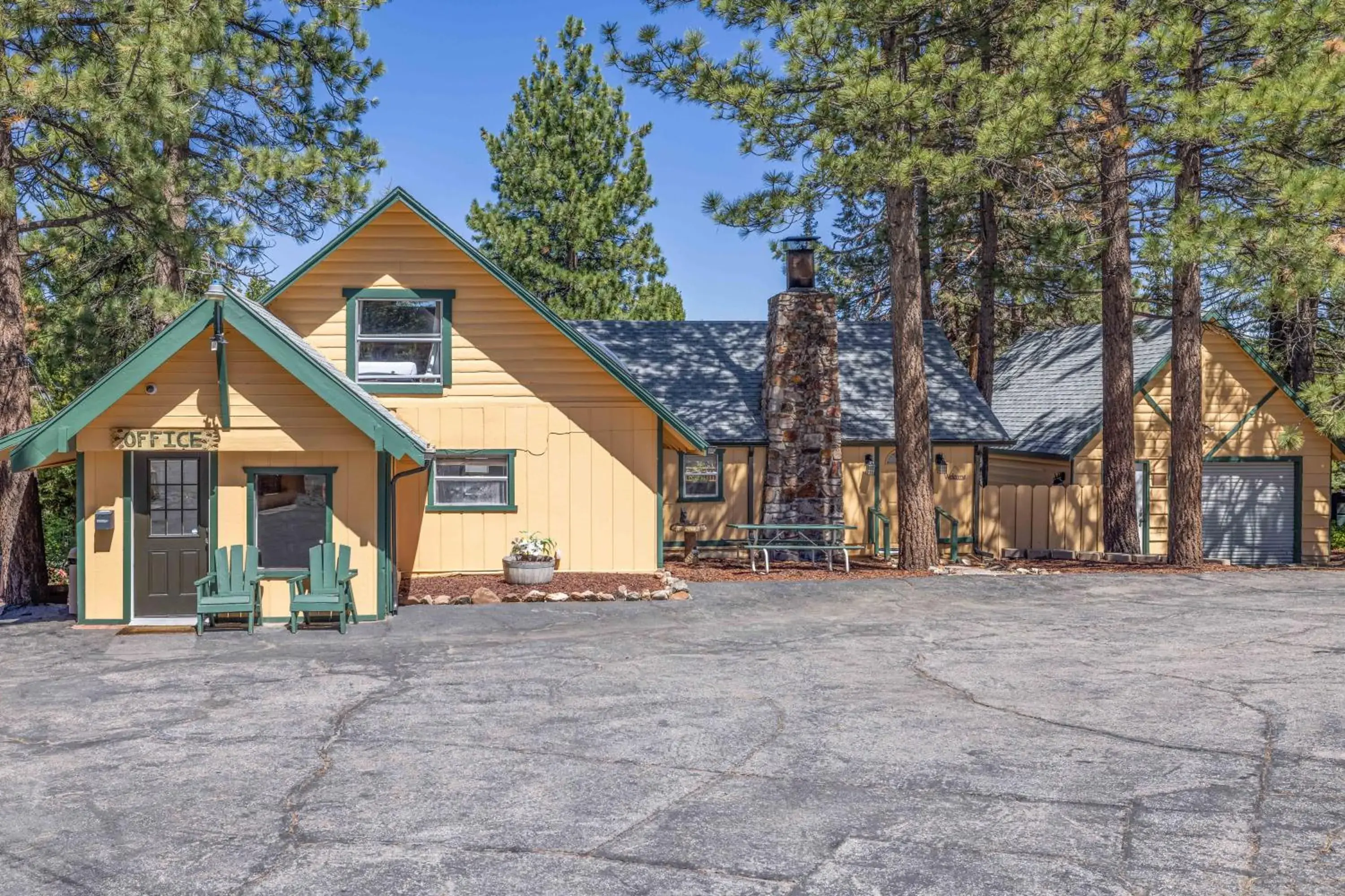 Property building in Big Bear Lakefront Lodge Property building in Big Bear Lakefront Lodge