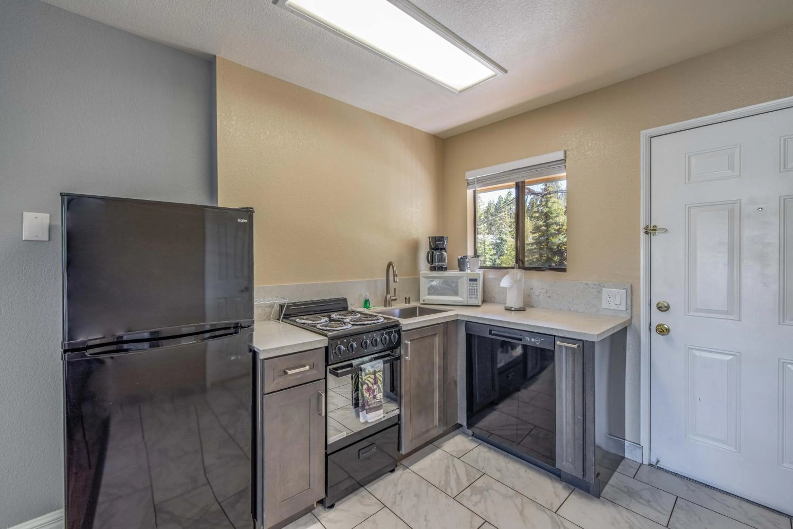 Kitchen or kitchenette in Big Bear Lakefront Lodge