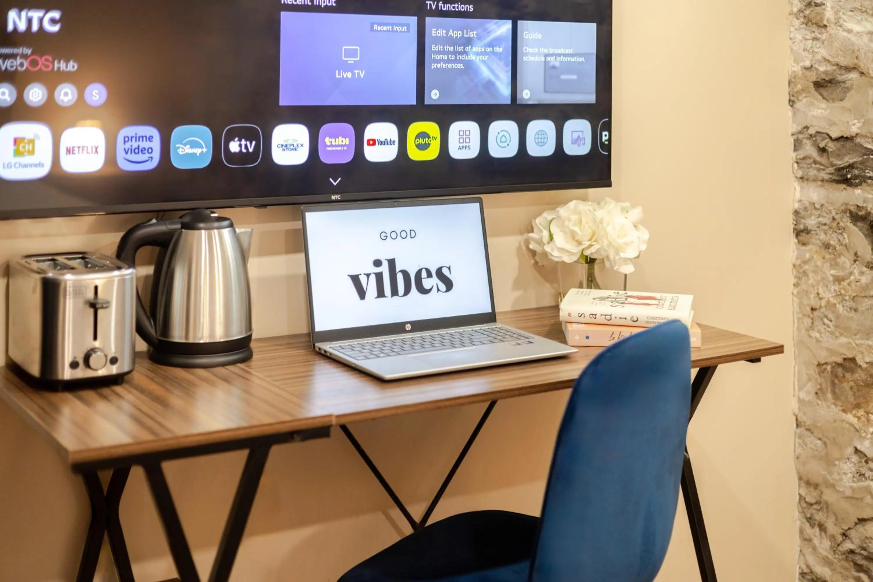 Coffee/tea facilities in Olympia Hotel by Lodgo