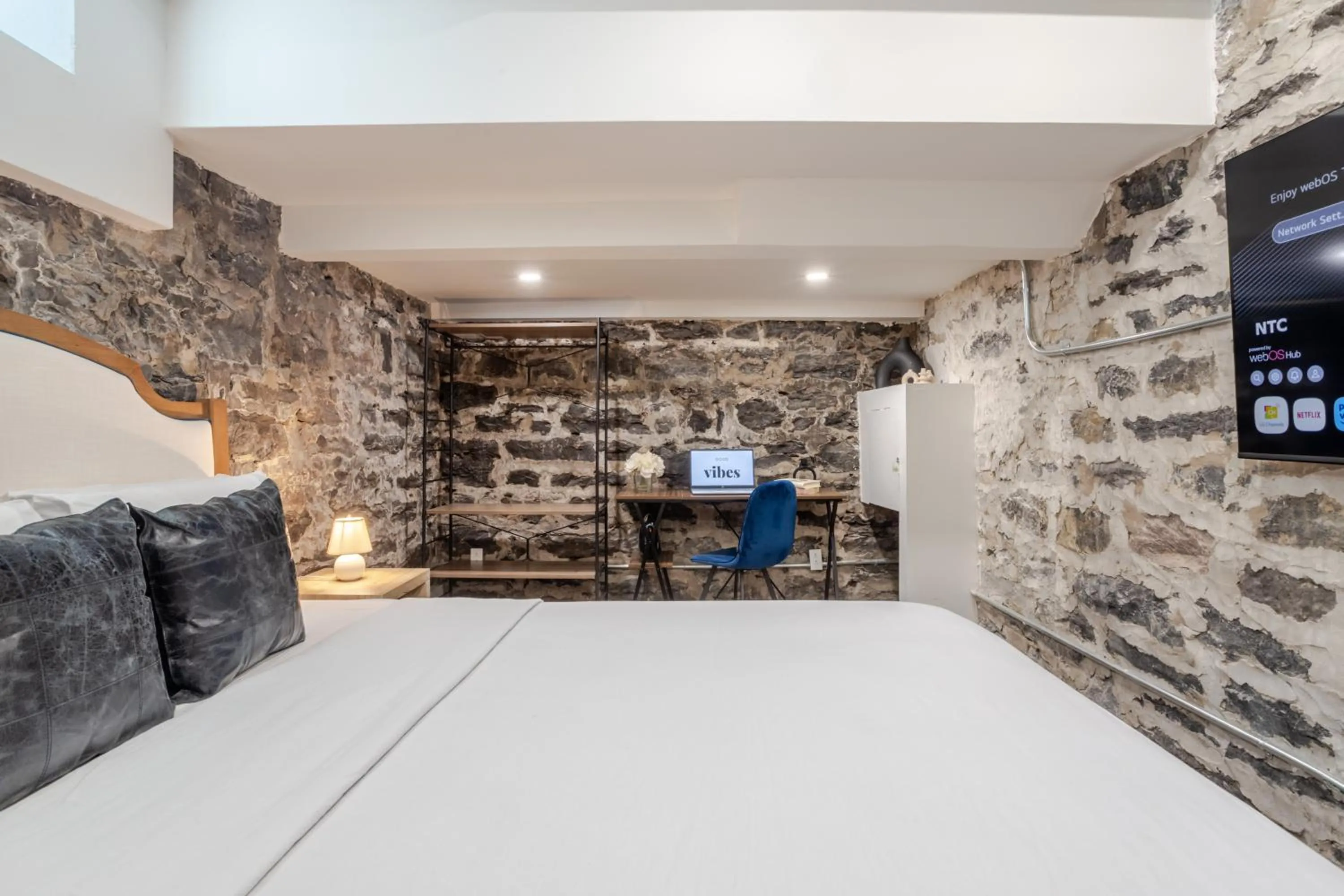 Bedroom in Olympia Hotel by Lodgo