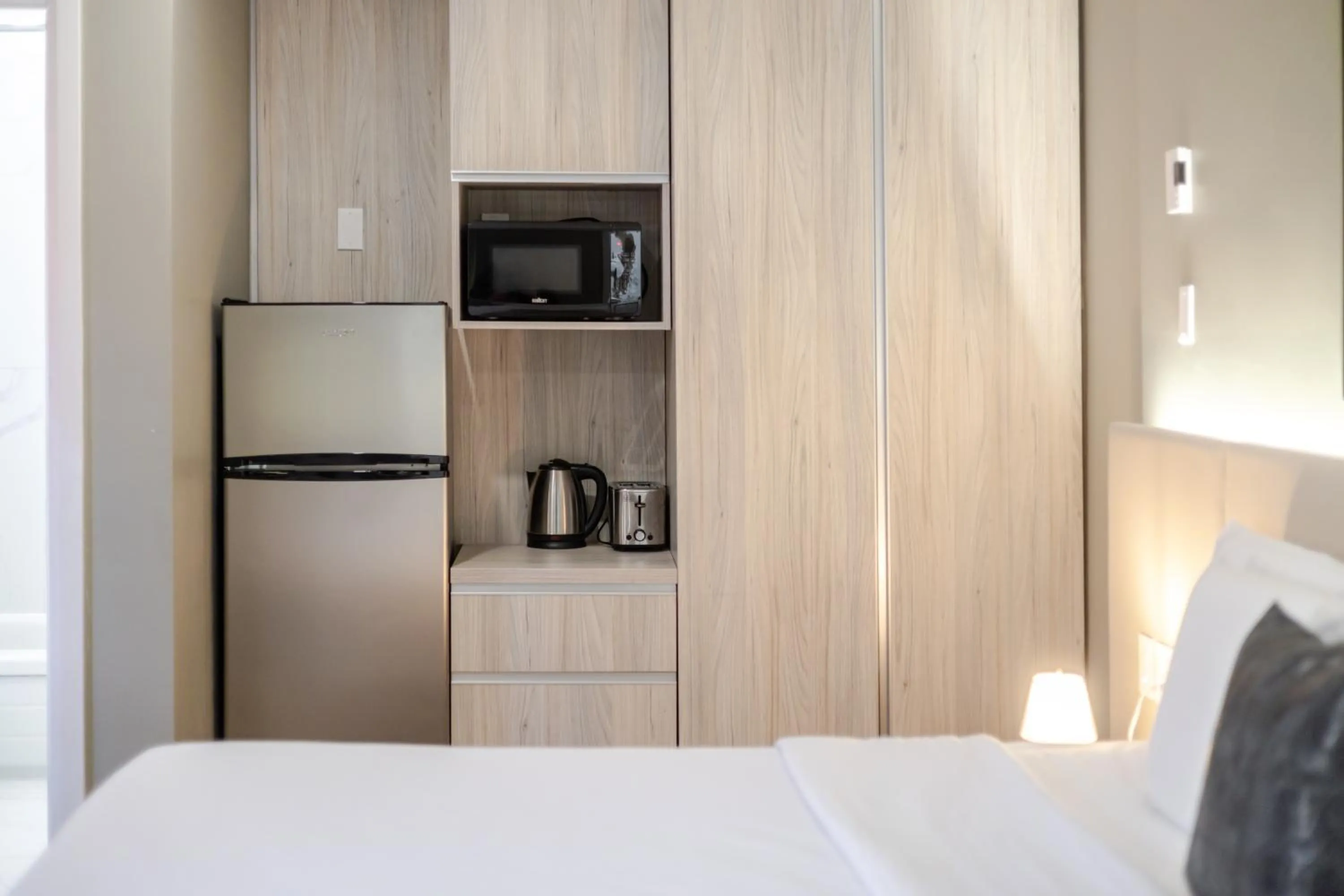 Coffee/tea facilities in Olympia Hotel by Lodgo