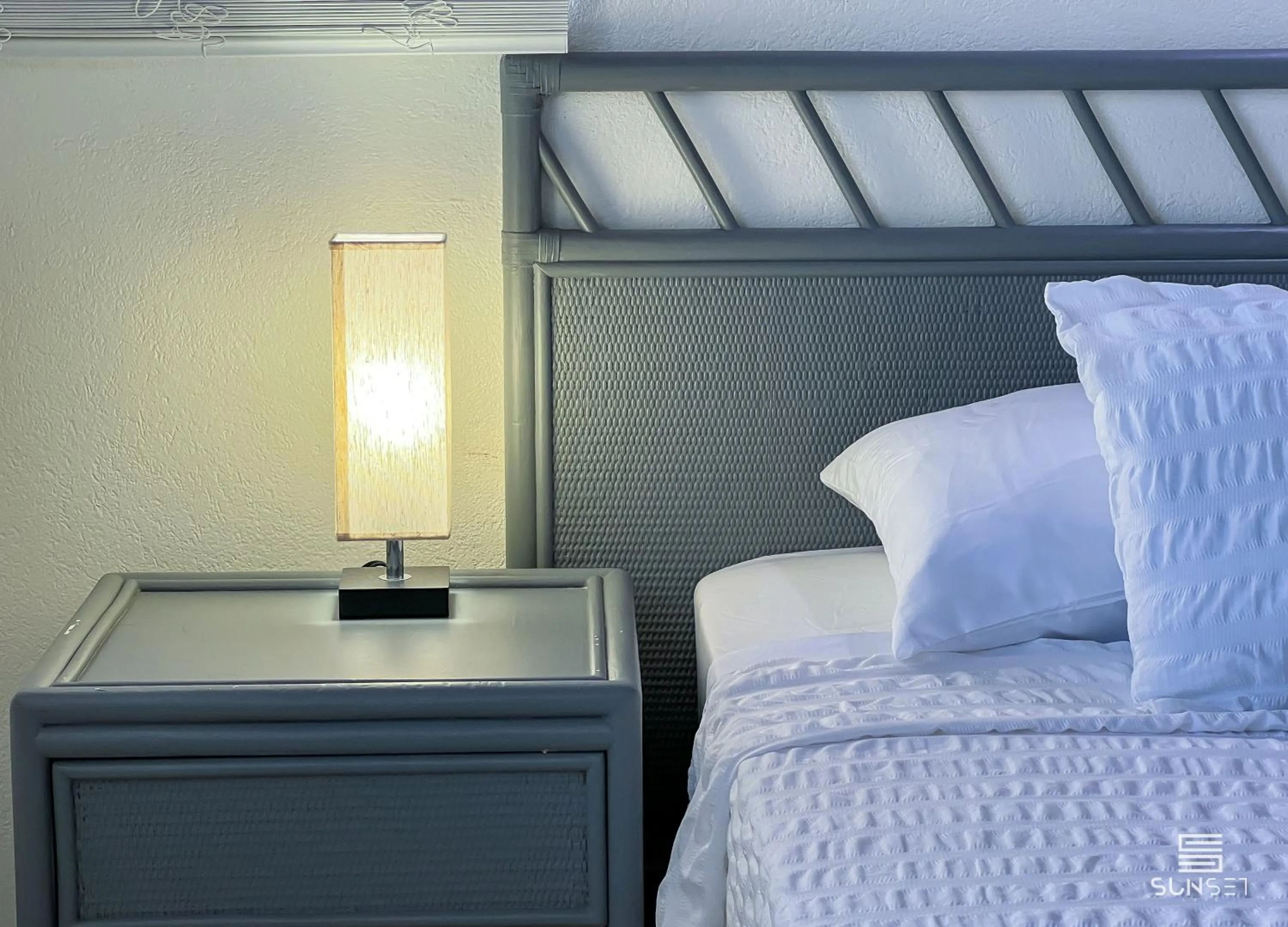 Bed in Sunset Lane Apartment Hotel