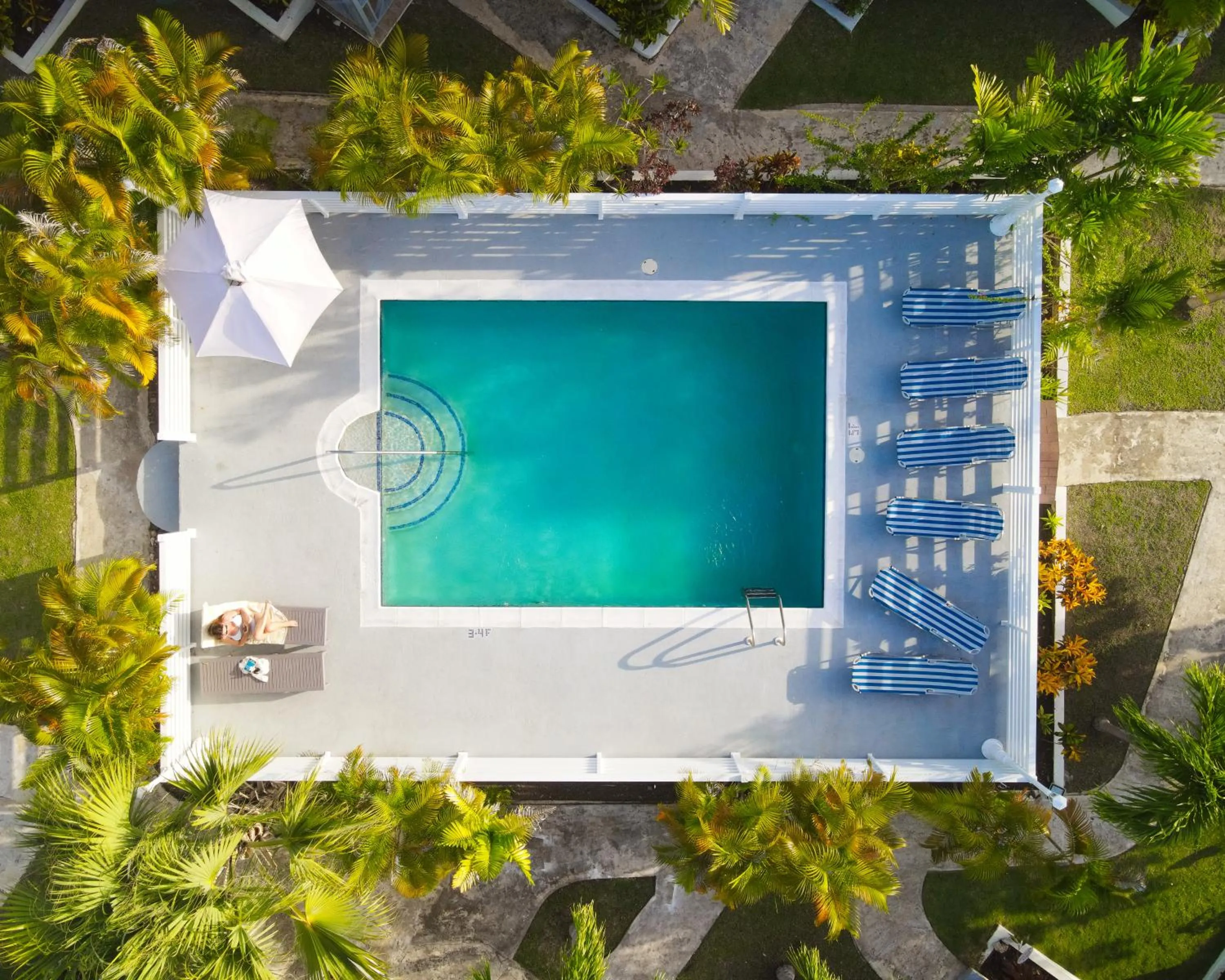 Day in Sunset Lane Apartment Hotel