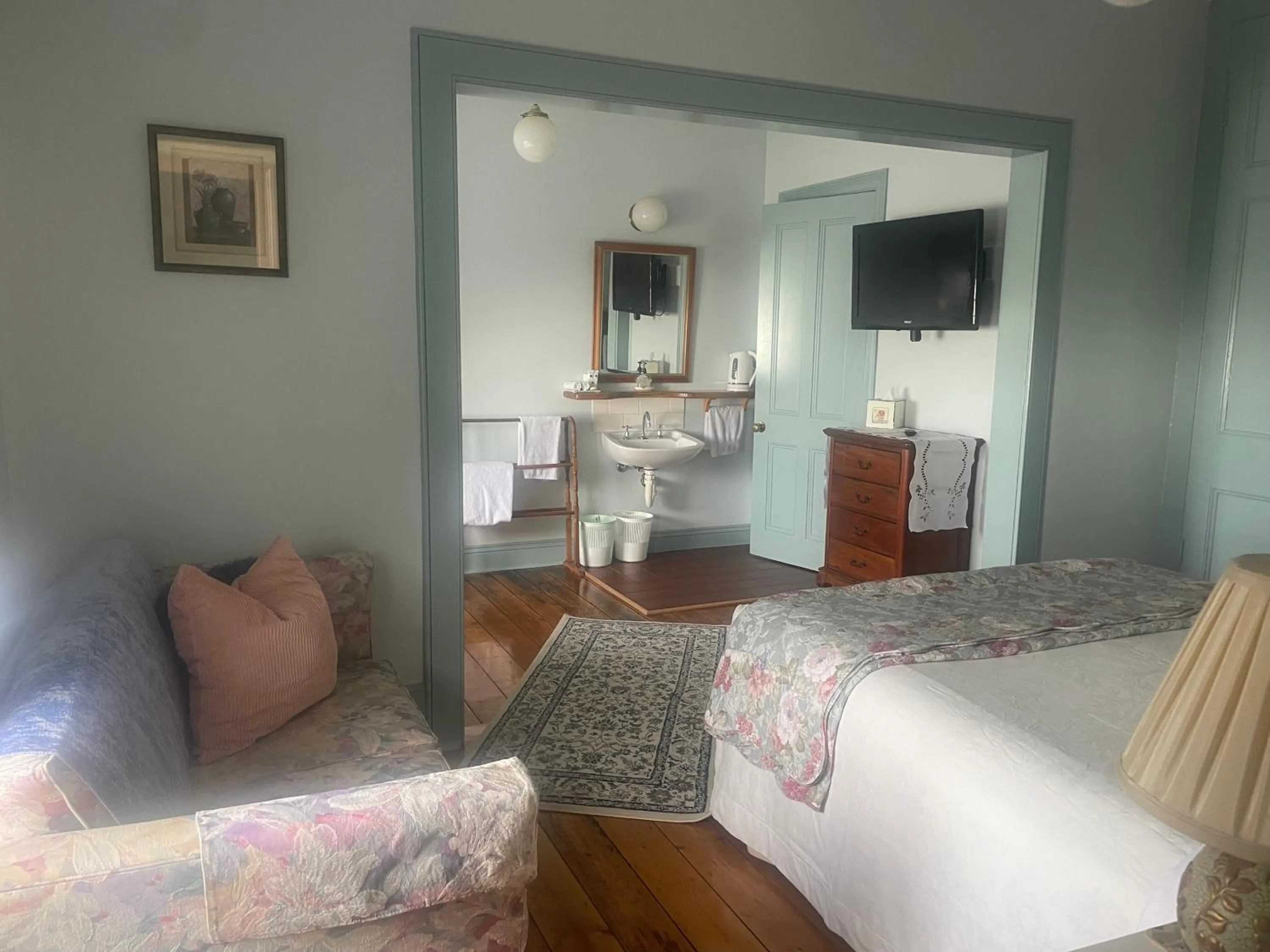 Seating area, Bed in Victoria House