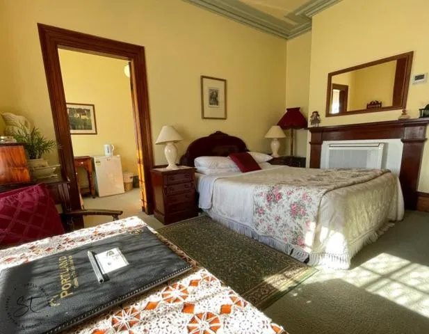 Bathroom, Bed in Victoria House
