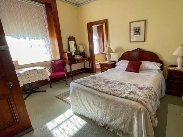 Bathroom, Bed in Victoria House