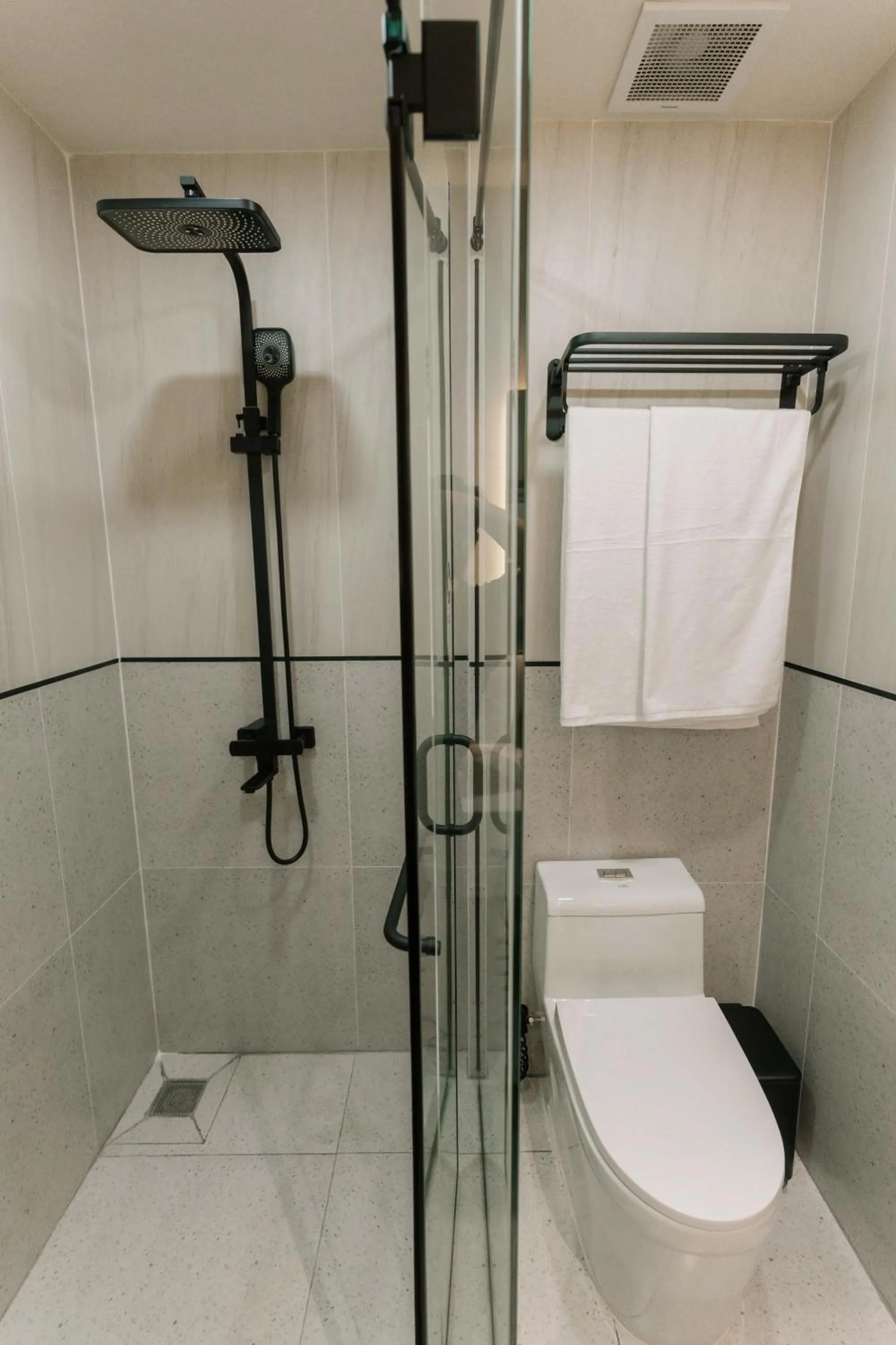 Shower in EL Where Hotel