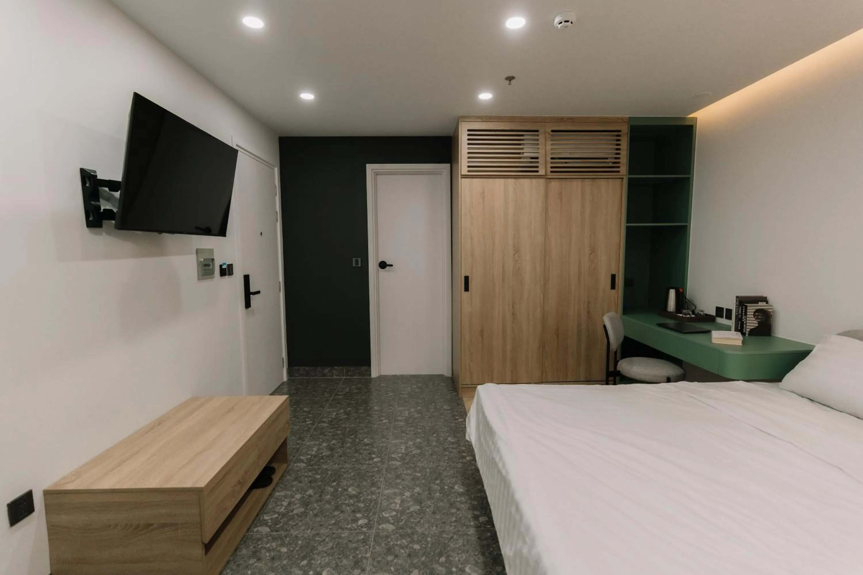 Communal lounge/ TV room, Bed in EL Where Hotel