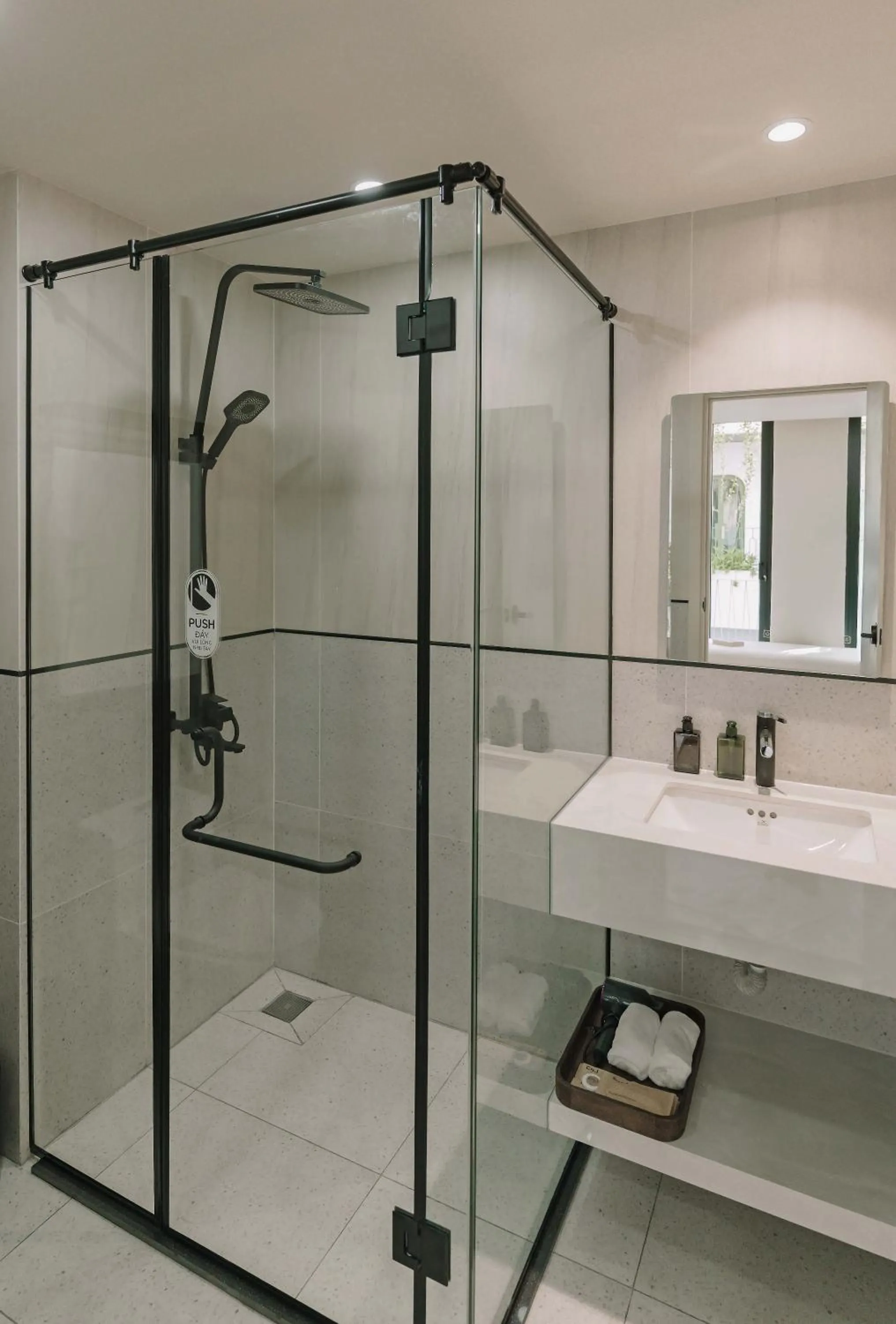 Shower in EL Where Hotel