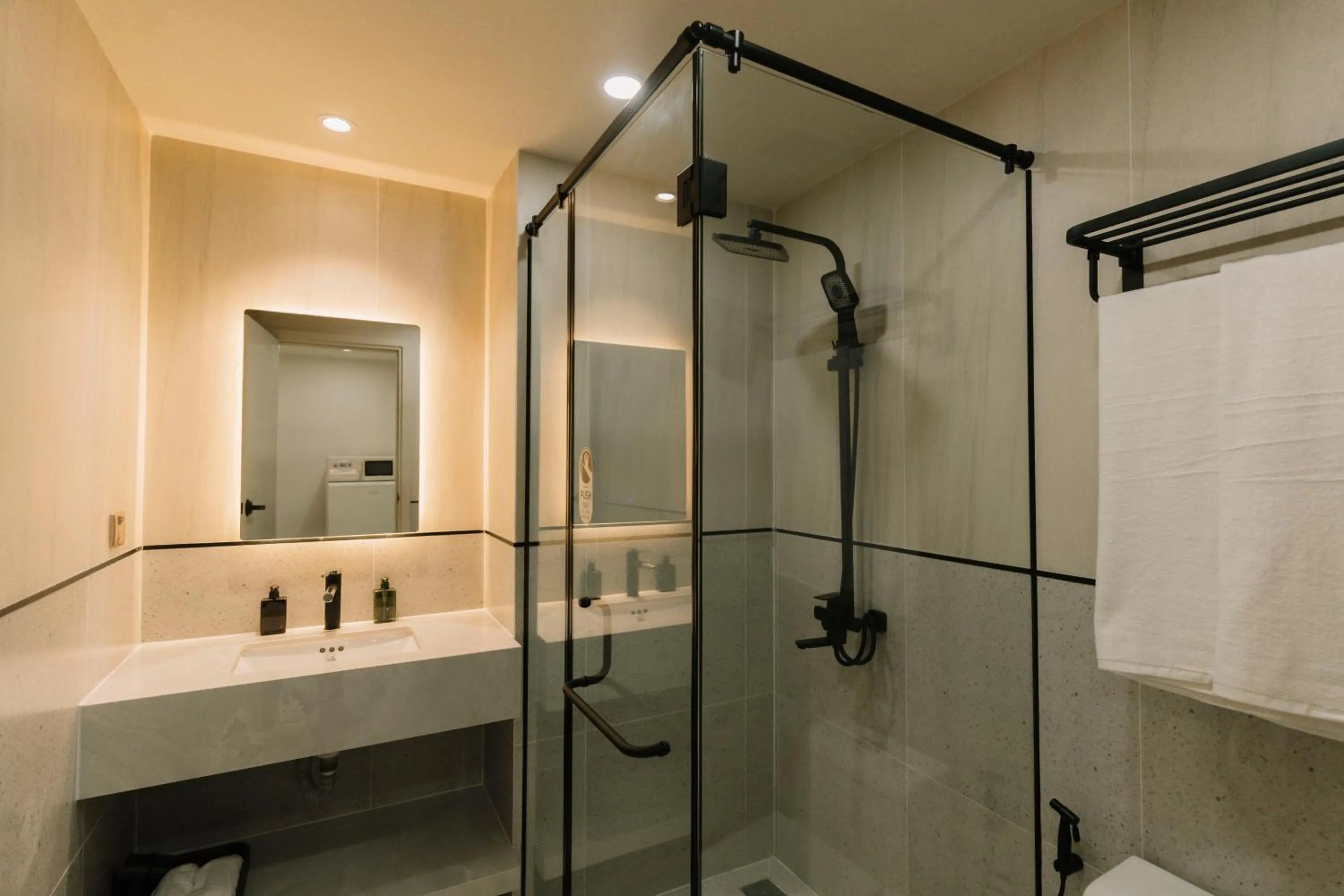 Shower in EL Where Hotel