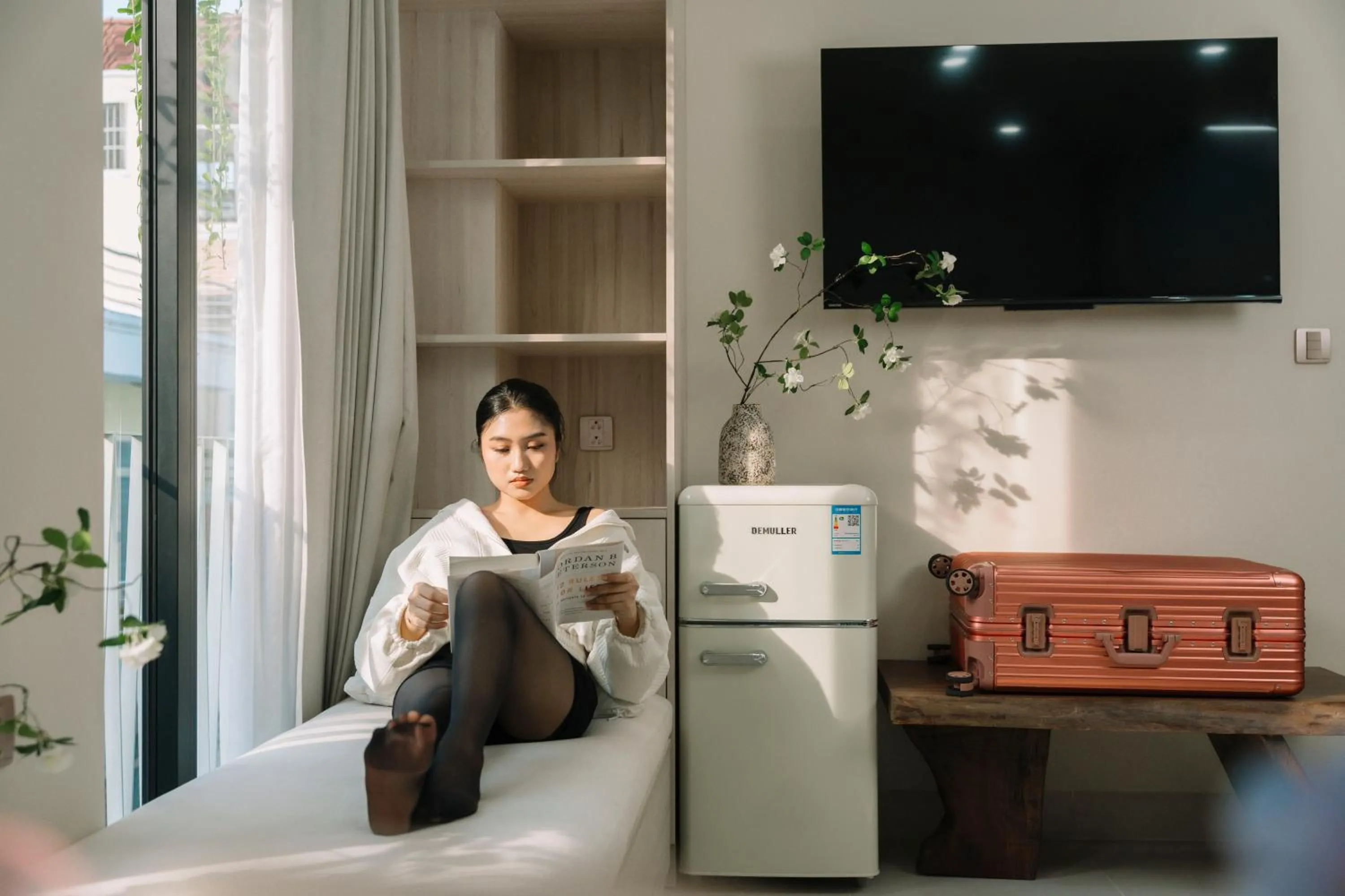 Communal lounge/ TV room in EL Where Hotel